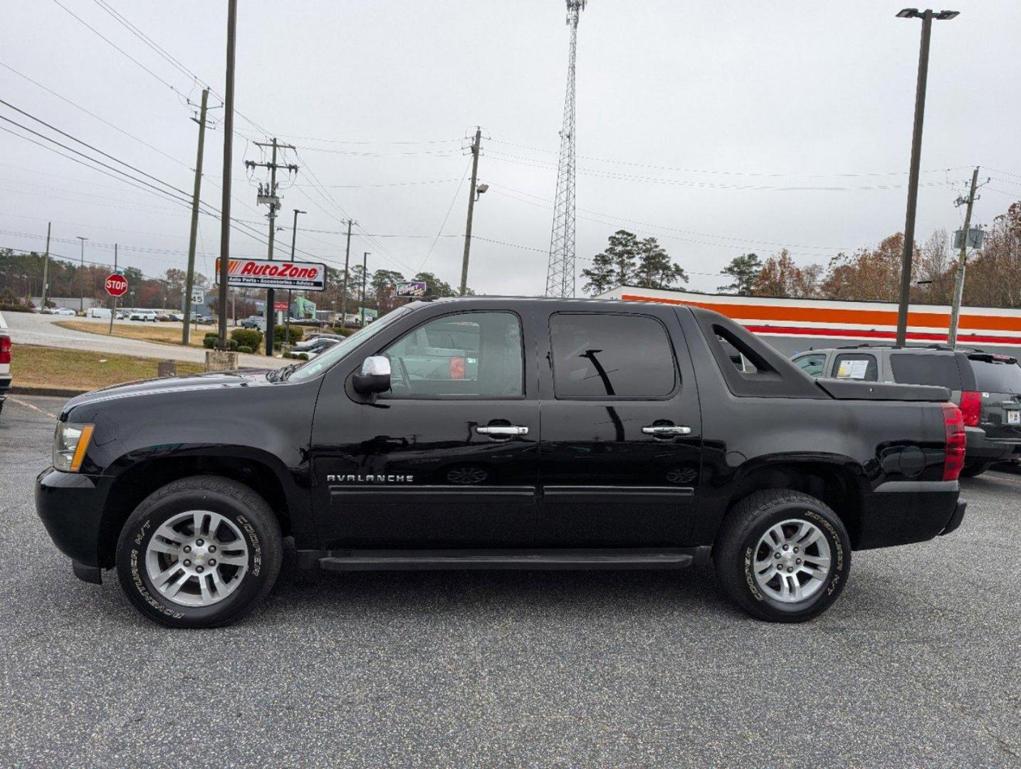 2010 /Ebony Chevrolet Avalanche LS (3GNNCEE00AG) with an Gas/Ethanol V8 5.3L/325 engine, 6-Speed Automatic w/OD transmission, located at 3959 U.S. 80 W, Phenix City, AL, 36870, (334) 297-4885, 32.469296, -85.135185 - 2010 Chevrolet Avalanche LS - Photo#8