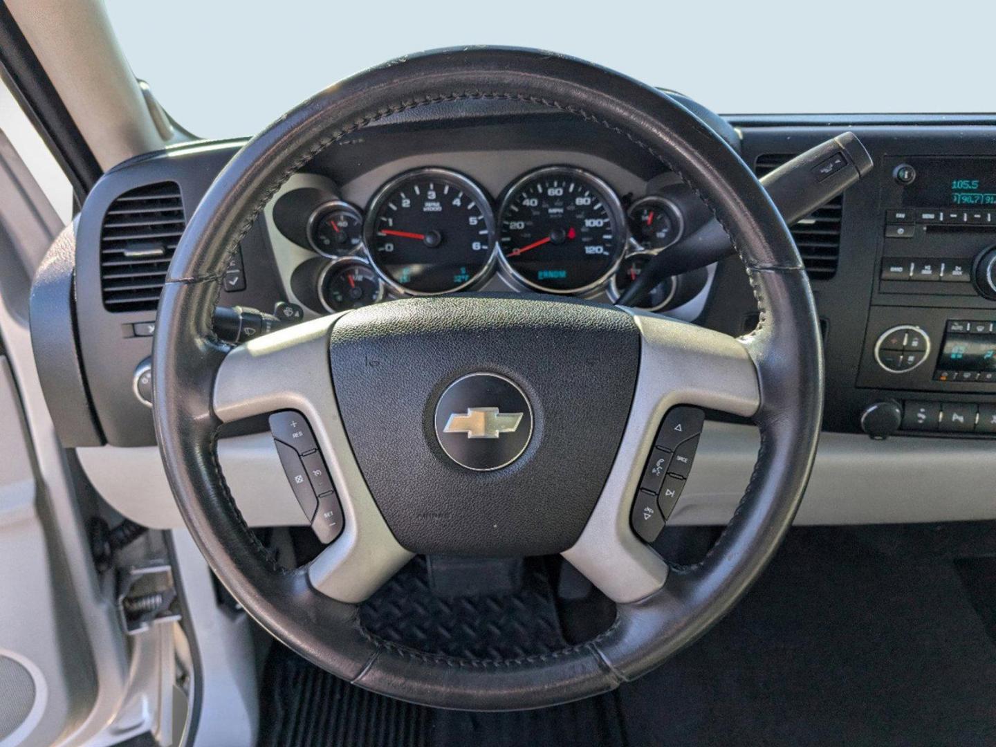 2010 /Light Titanium/Ebony Chevrolet Silverado 1500 LT (3GCRCSE01AG) with an Gas/Ethanol V8 5.3L/323 engine, 6-Speed Automatic w/OD transmission, located at 3959 U.S. 80 W, Phenix City, AL, 36870, (334) 297-4885, 32.469296, -85.135185 - 2010 Chevrolet Silverado 1500 LT - Photo#16