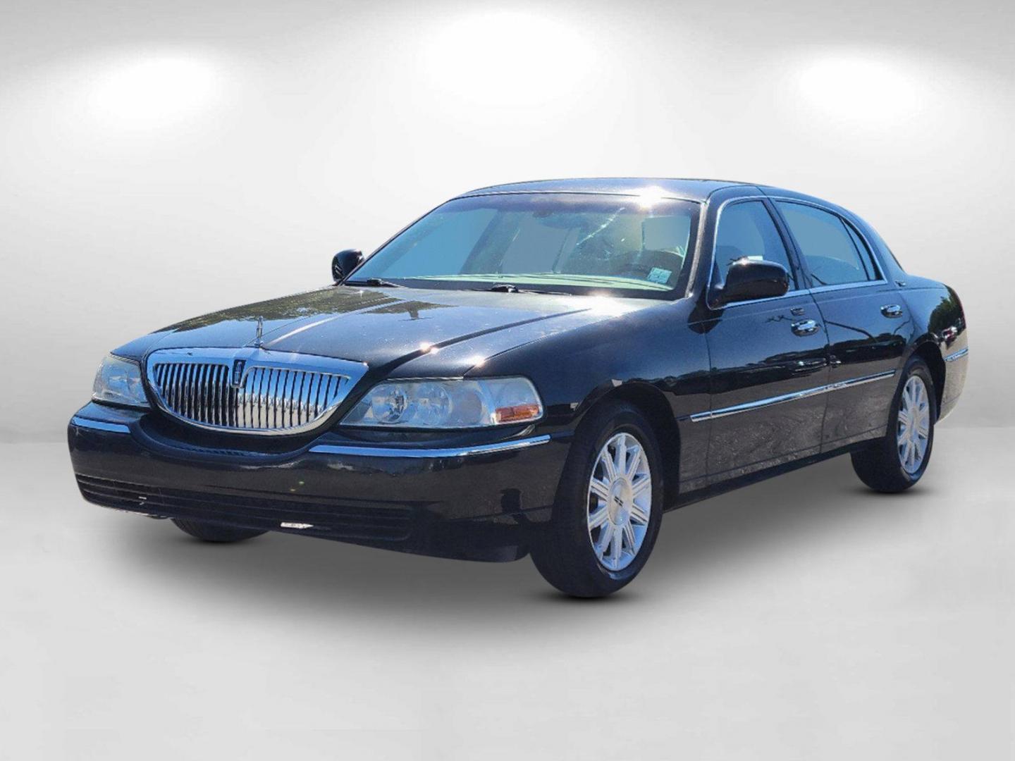 2010 Black Lincoln Town Car Signature Limited (2LNBL8CV4AX) with an Gas/Ethanol V8 4.6L/281 engine, 4-Speed Automatic w/OD transmission, located at 1430 Gateway Drive, Opelika, AL, 36801, (334) 239-0944, 32.637871, -85.409790 - 2010 Lincoln Town Car Signature Limited - Photo#17