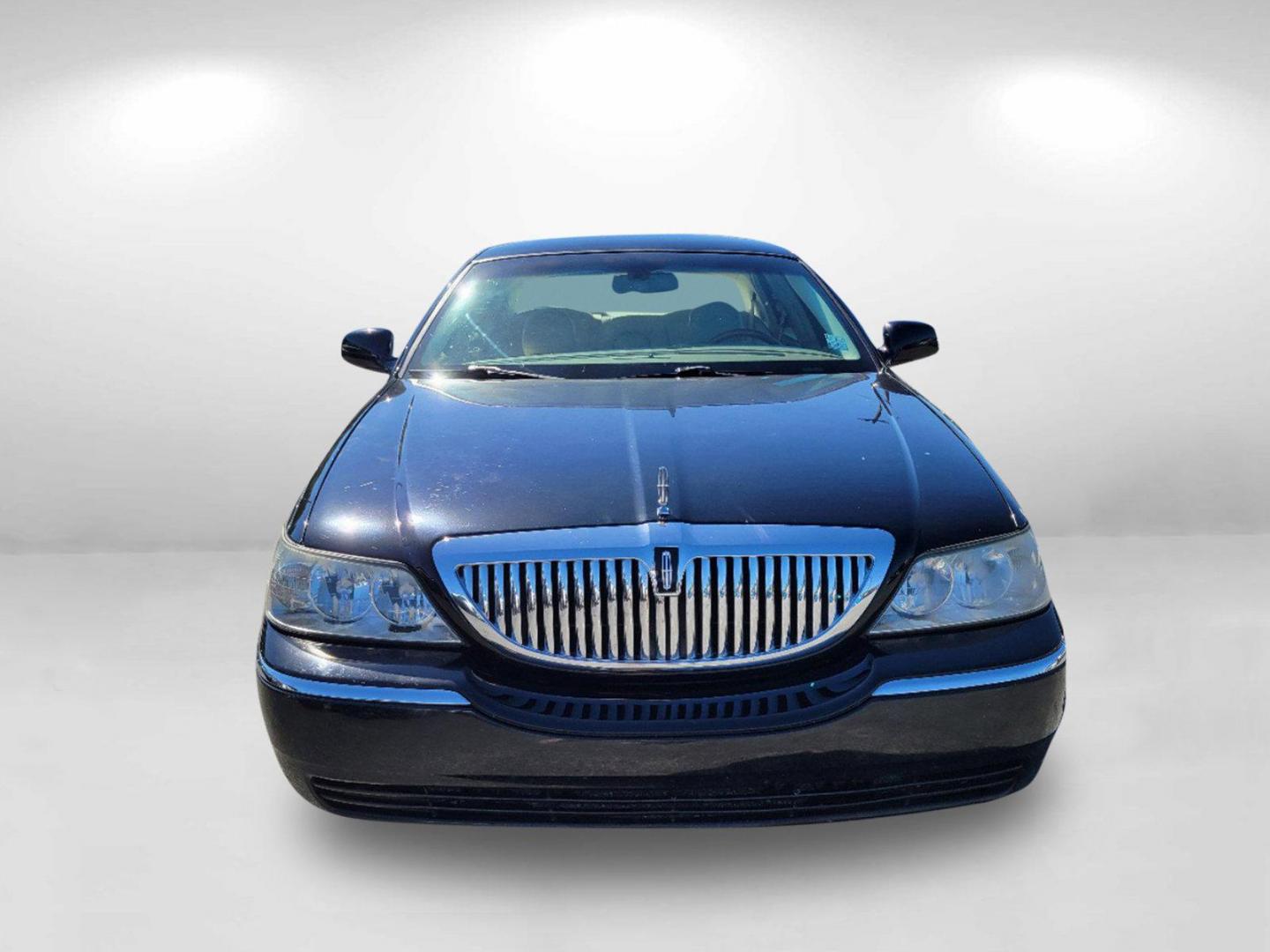 2010 Black Lincoln Town Car Signature Limited (2LNBL8CV4AX) with an Gas/Ethanol V8 4.6L/281 engine, 4-Speed Automatic w/OD transmission, located at 1430 Gateway Drive, Opelika, AL, 36801, (334) 239-0944, 32.637871, -85.409790 - 2010 Lincoln Town Car Signature Limited - Photo#1