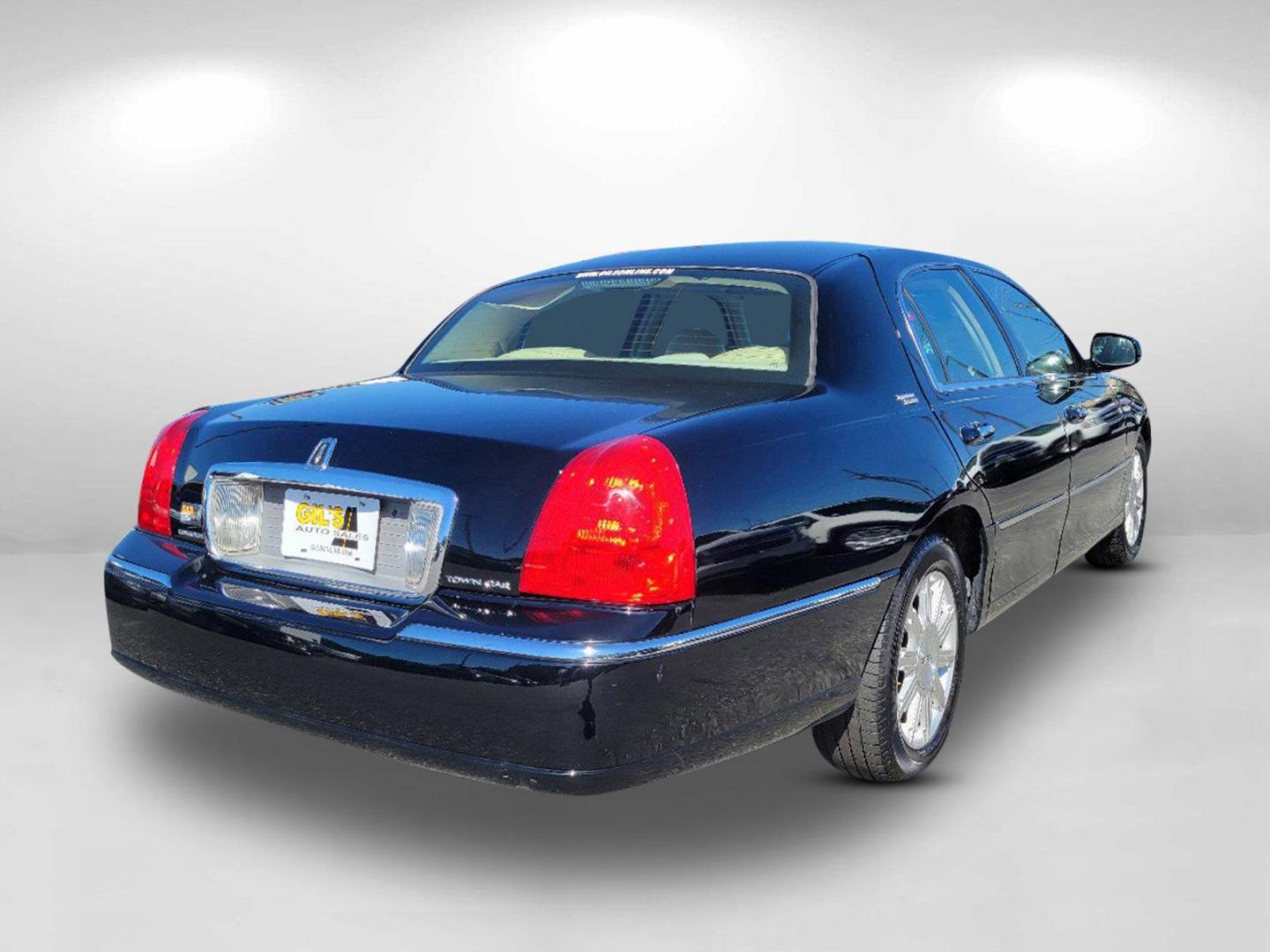 2010 Black Lincoln Town Car Signature Limited (2LNBL8CV4AX) with an Gas/Ethanol V8 4.6L/281 engine, 4-Speed Automatic w/OD transmission, located at 1430 Gateway Drive, Opelika, AL, 36801, (334) 239-0944, 32.637871, -85.409790 - 2010 Lincoln Town Car Signature Limited - Photo#4