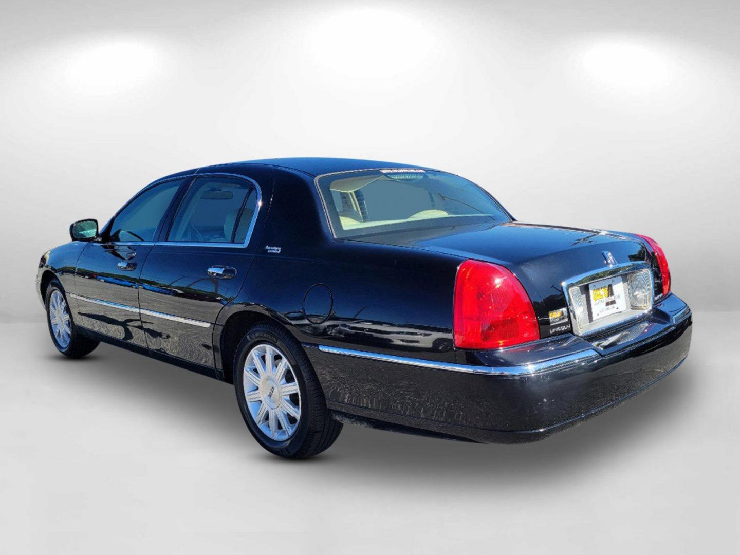 2010 Black Lincoln Town Car Signature Limited (2LNBL8CV4AX) with an Gas/Ethanol V8 4.6L/281 engine, 4-Speed Automatic w/OD transmission, located at 1430 Gateway Drive, Opelika, AL, 36801, (334) 239-0944, 32.637871, -85.409790 - 2010 Lincoln Town Car Signature Limited - Photo#6