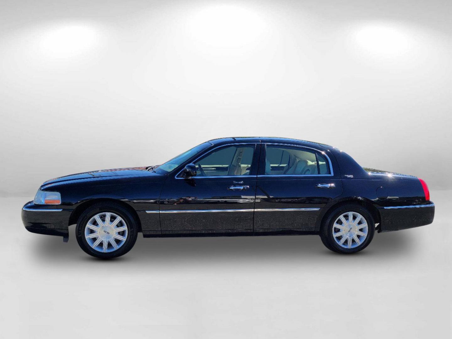 2010 Black Lincoln Town Car Signature Limited (2LNBL8CV4AX) with an Gas/Ethanol V8 4.6L/281 engine, 4-Speed Automatic w/OD transmission, located at 1430 Gateway Drive, Opelika, AL, 36801, (334) 239-0944, 32.637871, -85.409790 - 2010 Lincoln Town Car Signature Limited - Photo#7