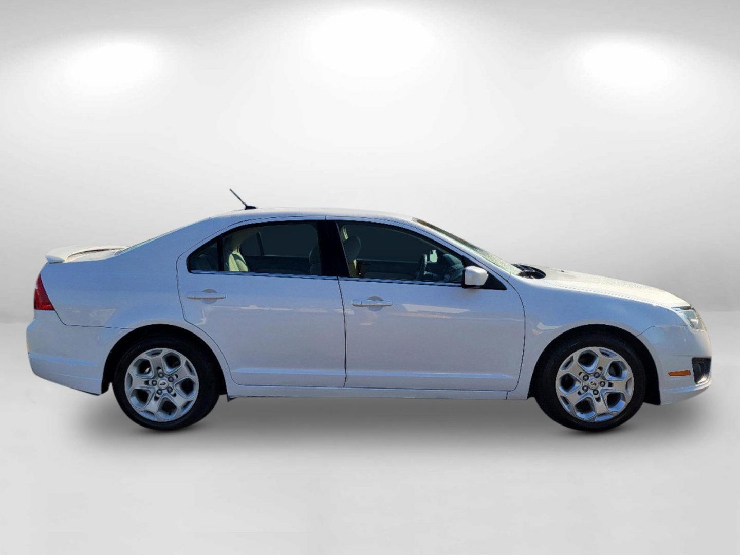 2011 White Ford Fusion SE (3FAHP0HA6BR) with an Gas I4 2.5L/152 engine, located at 521 Old Farm Lane Rd, Prattville, AL, 36066, (334) 325-1505, 32.482460, -86.416367 - 2011 Ford Fusion SE - Photo#3