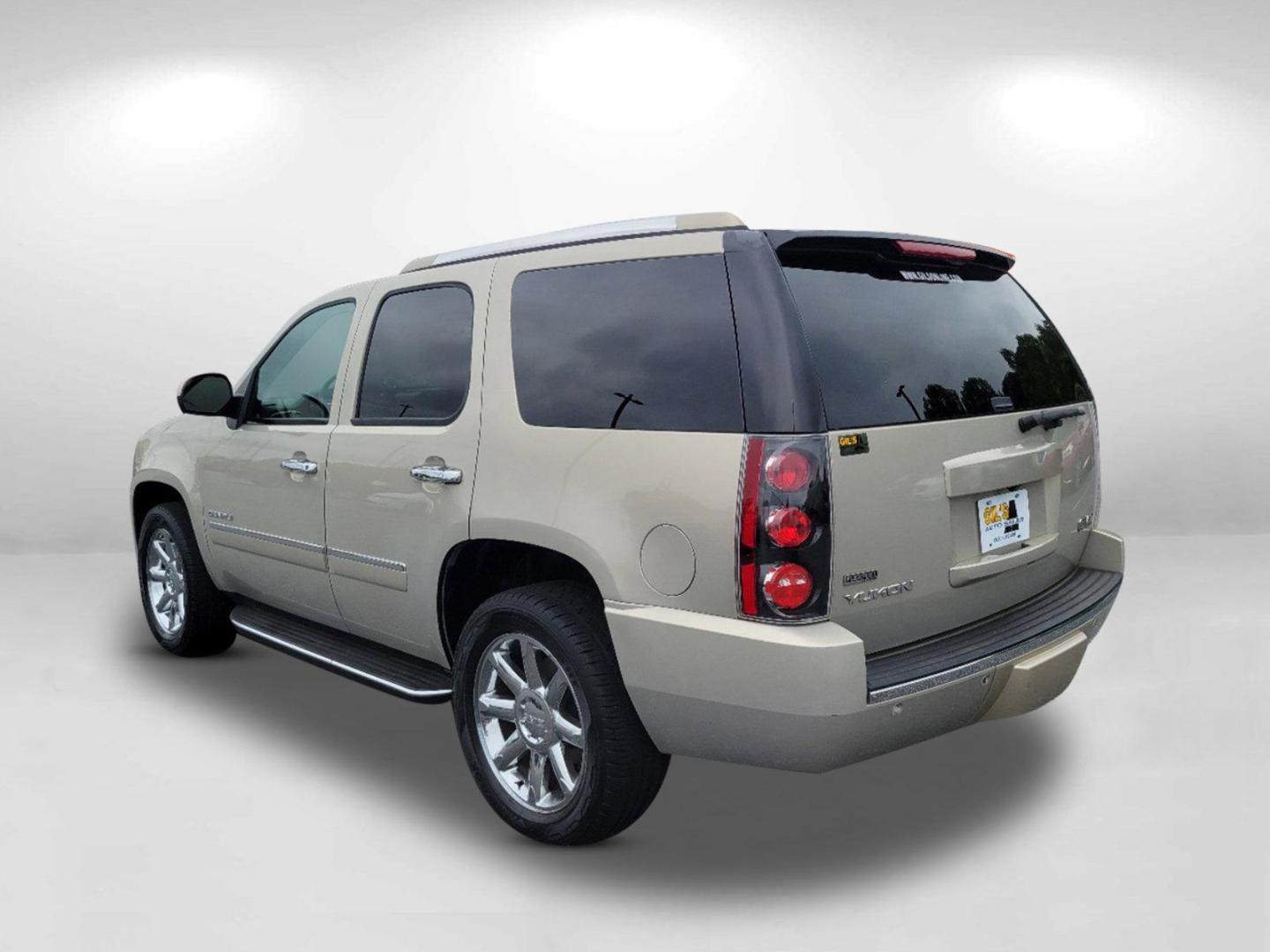 2011 Gold Mist Metallic /Cocoa/Light Cashmere GMC Yukon Denali (1GKS1EEF6BR) with an Gas/Ethanol V8 6.2L/378 engine, 6-Speed Automatic w/OD transmission, located at 1430 Gateway Drive, Opelika, AL, 36801, (334) 239-0944, 32.637871, -85.409790 - 2011 GMC Yukon Denali - Photo#6