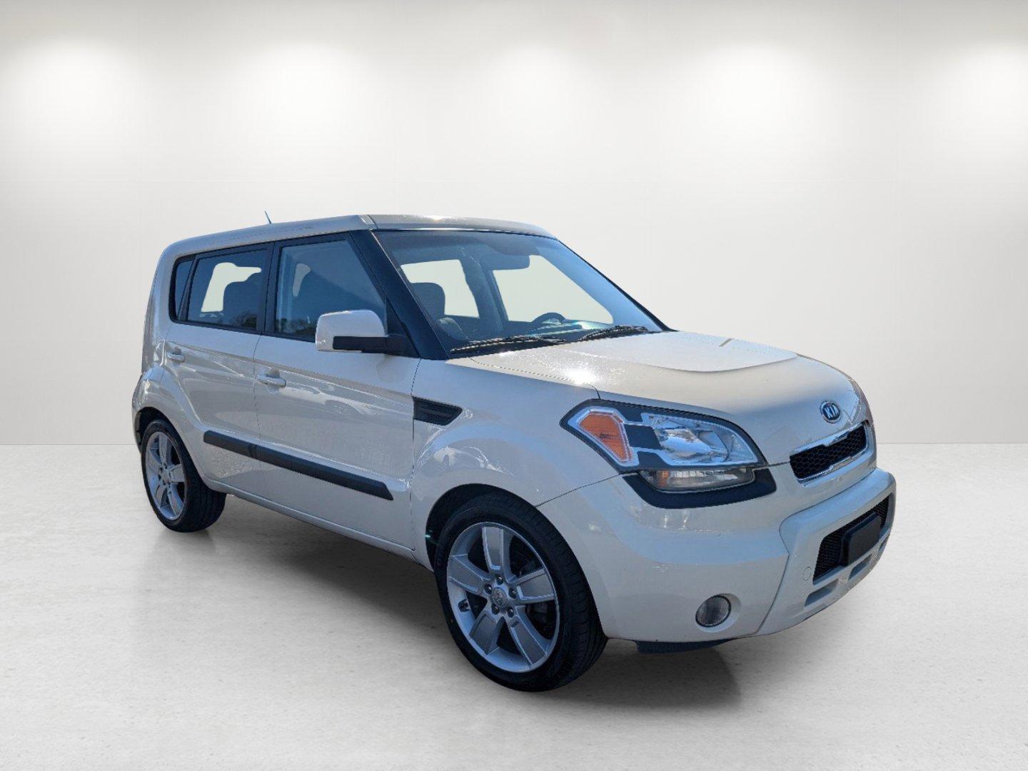 2011 /Sand/black seat trim Kia Soul ! (KNDJT2A2XB7) with an Gas I4 2.0L/121 engine, 4-Speed Automatic transmission, located at 1430 Gateway Drive, Opelika, AL, 36801, (334) 239-0944, 32.637871, -85.409790 - 2011 Kia Soul ! - Photo#2