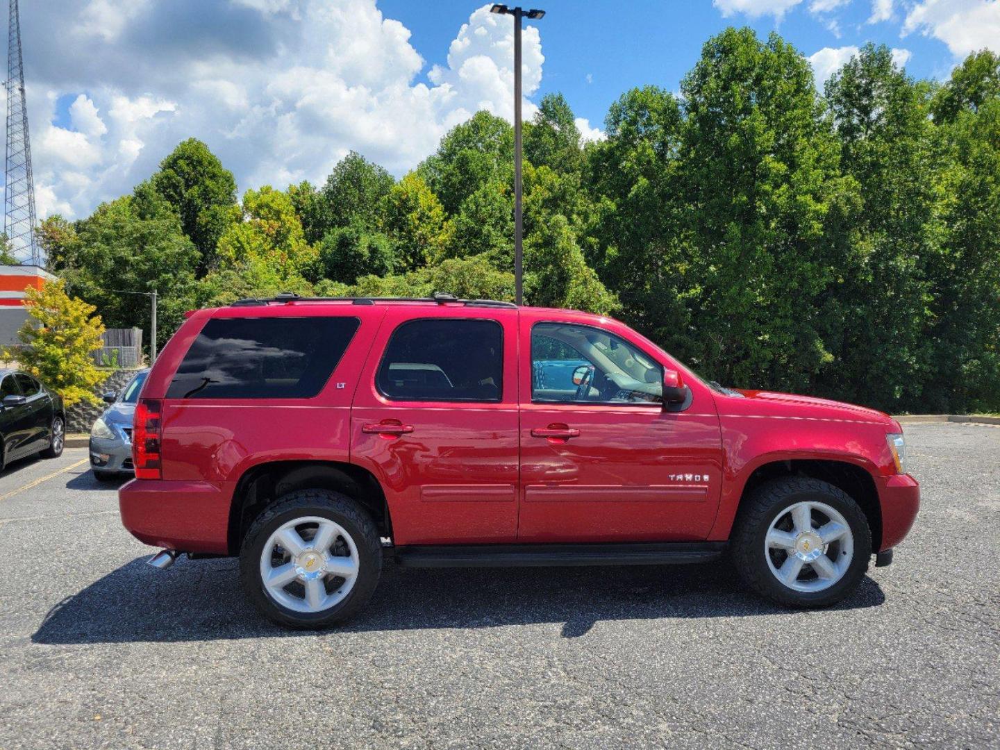 2012 Crystal Red Tintcoat /Light Cashmere/Dark Cashmere Chevrolet Tahoe LT (1GNSKBE05CR) with an Gas/Ethanol V8 5.3L/323 engine, 6-Speed Automatic w/OD transmission, located at 5115 14th Ave., Columbus, GA, 31904, (706) 323-0345, 32.511494, -84.971046 - 2012 Chevrolet Tahoe LT - Photo#4