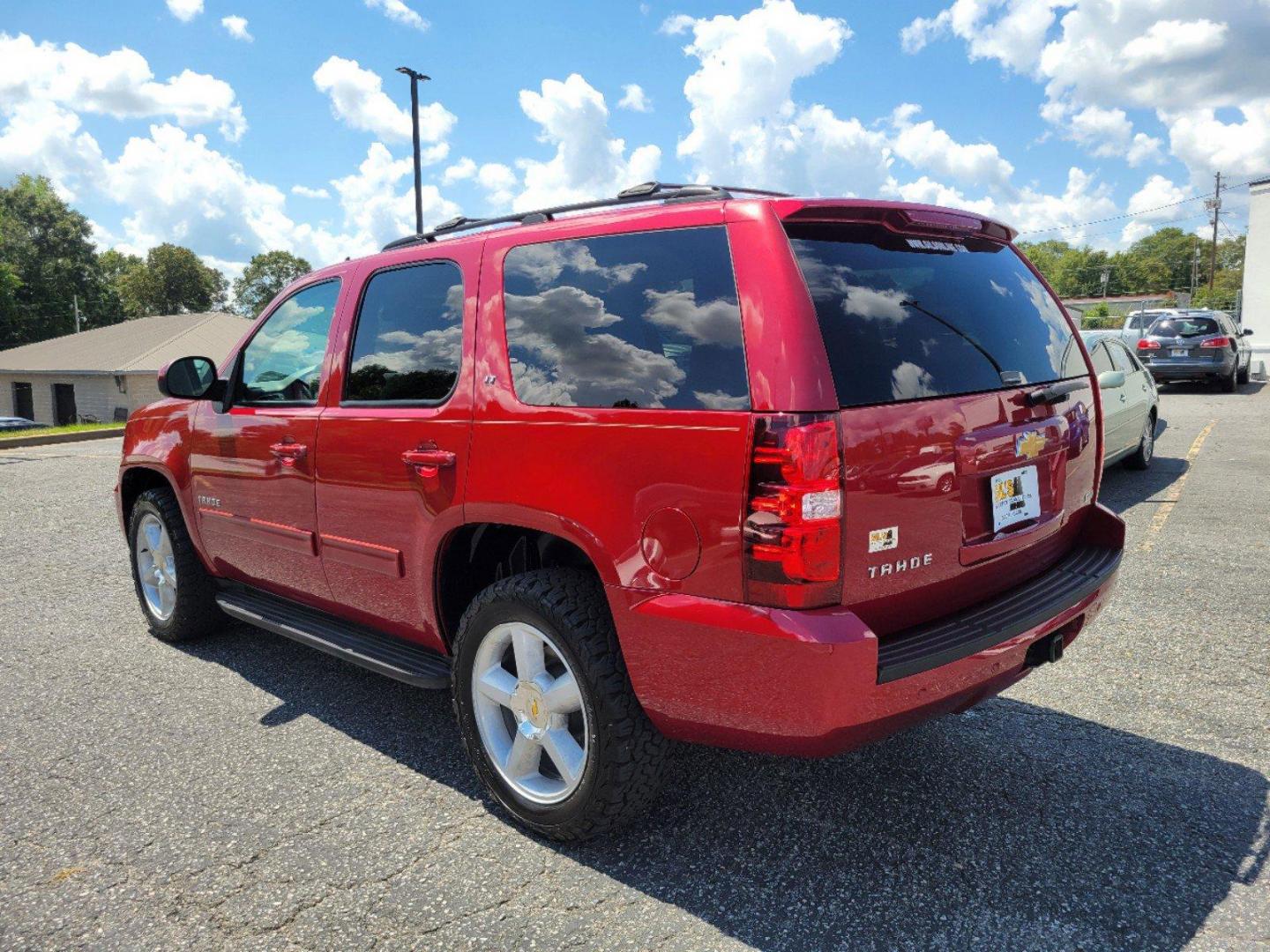 2012 Crystal Red Tintcoat /Light Cashmere/Dark Cashmere Chevrolet Tahoe LT (1GNSKBE05CR) with an Gas/Ethanol V8 5.3L/323 engine, 6-Speed Automatic w/OD transmission, located at 5115 14th Ave., Columbus, GA, 31904, (706) 323-0345, 32.511494, -84.971046 - 2012 Chevrolet Tahoe LT - Photo#7