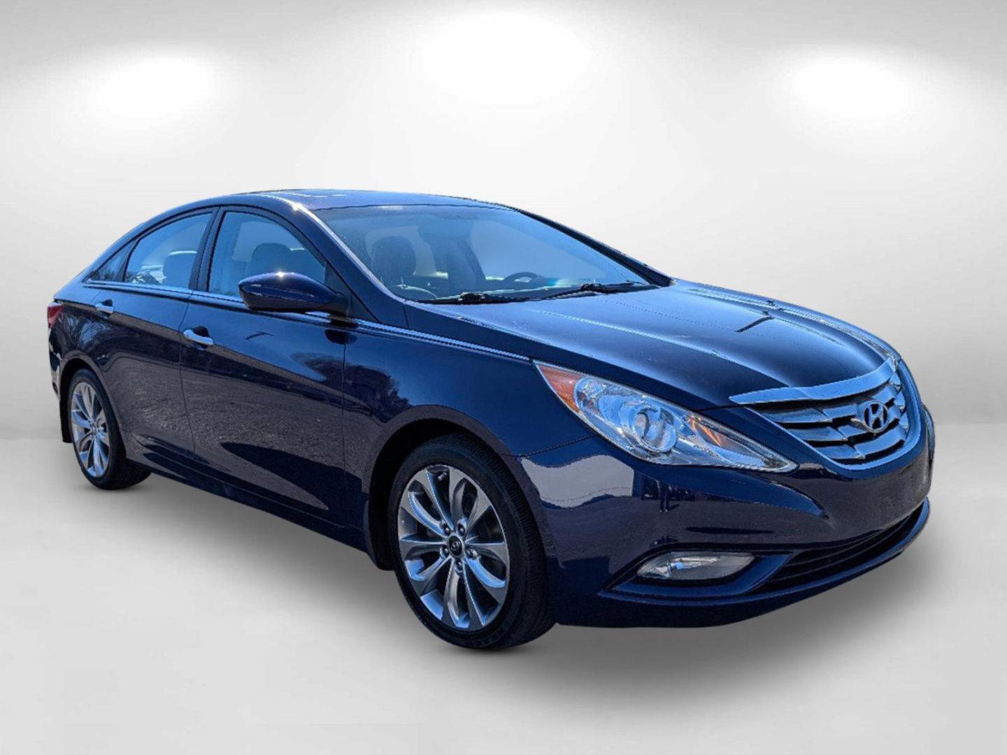 2012 /Gray Hyundai Sonata 2.4L SE (5NPEC4AC1CH) with an Gas I4 2.4L/144 engine, 6-Speed Automatic w/manual shift transmission, located at 3959 U.S. 80 W, Phenix City, AL, 36870, (334) 297-4885, 32.469296, -85.135185 - 2012 Hyundai Sonata 2.4L SE - Photo#5