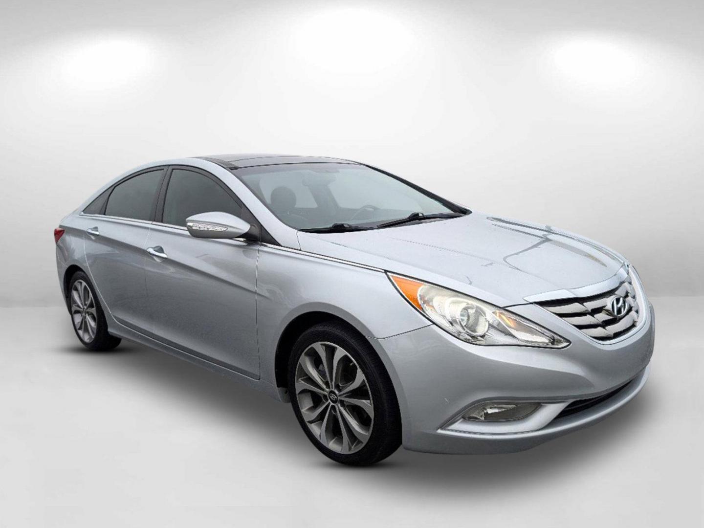 2013 /Gray Hyundai Sonata Limited (5NPEC4AB3DH) with an Turbocharged Gas I4 2.0L/122 engine, 6-Speed Automatic w/Manual Shift transmission, located at 1430 Gateway Drive, Opelika, AL, 36801, (334) 239-0944, 32.637871, -85.409790 - 2013 Hyundai Sonata Limited - Photo#2