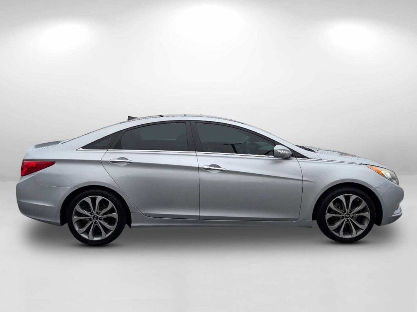 2013 /Gray Hyundai Sonata Limited (5NPEC4AB3DH) with an Turbocharged Gas I4 2.0L/122 engine, 6-Speed Automatic w/Manual Shift transmission, located at 1430 Gateway Drive, Opelika, AL, 36801, (334) 239-0944, 32.637871, -85.409790 - 2013 Hyundai Sonata Limited - Photo#3