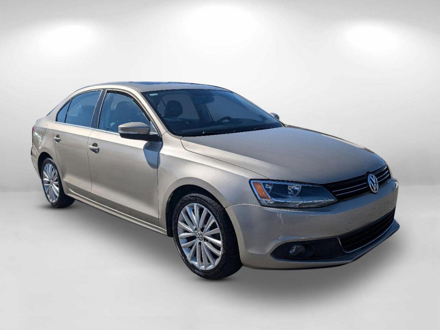 2013 Volkswagen Jetta Sedan (3VWLP7AJ2DM) with an Gas I5 2.5L/151 engine, 6-Speed Automatic w/manual shift transmission, located at 1430 Gateway Drive, Opelika, AL, 36801, (334) 239-0944, 32.637871, -85.409790 - 2013 Volkswagen Jetta Sedan - Photo#2