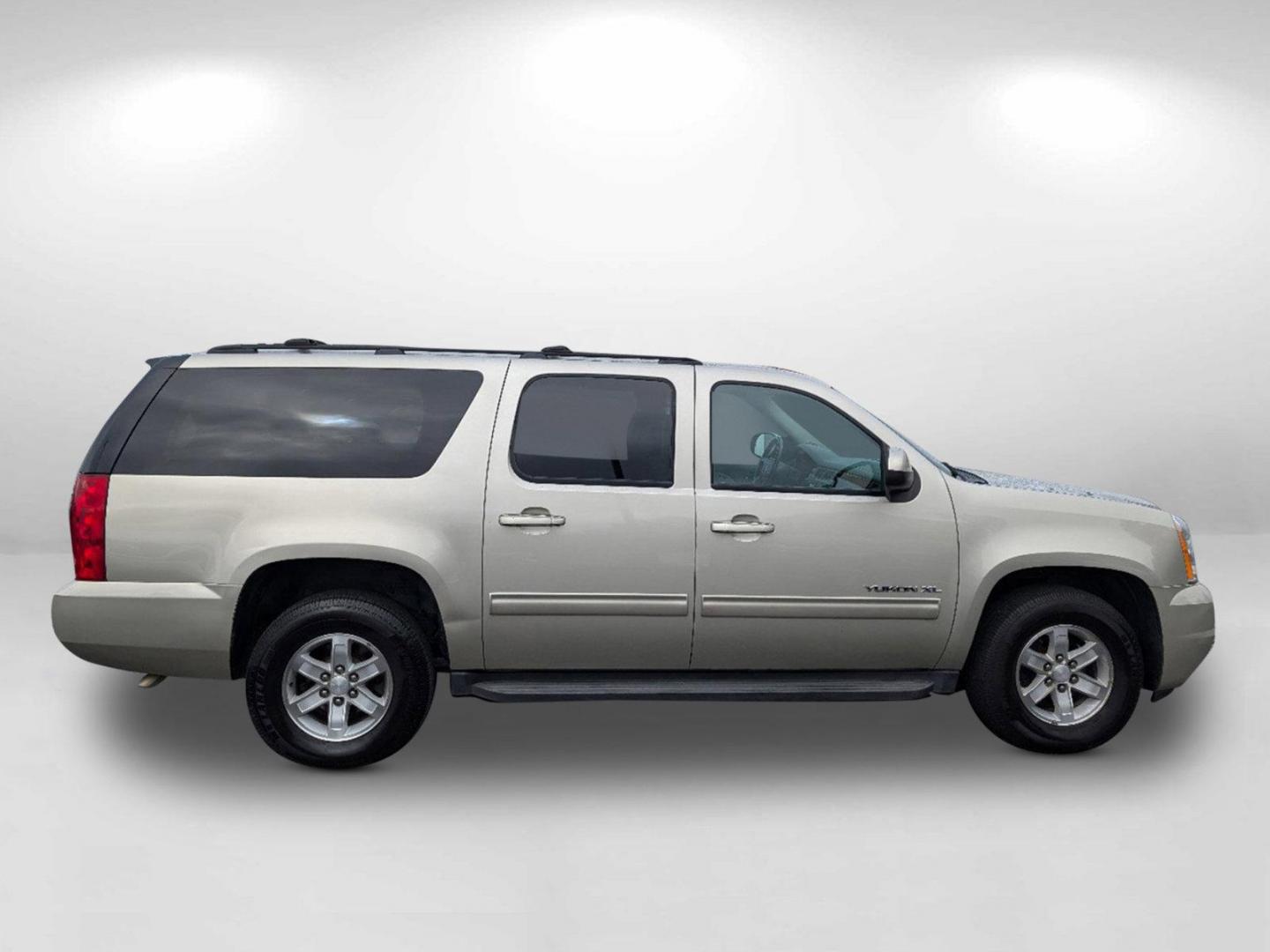 2014 /Light Titanium GMC Yukon XL SLT (1GKS1KE09ER) with an Gas/Ethanol V8 5.3L/323 engine, 6-Speed Automatic transmission, located at 804 22nd Ave, Phenix City, AL, 36870, (334) 297-1860, 32.484749, -85.024475 - 2014 GMC Yukon XL SLT - Photo#3