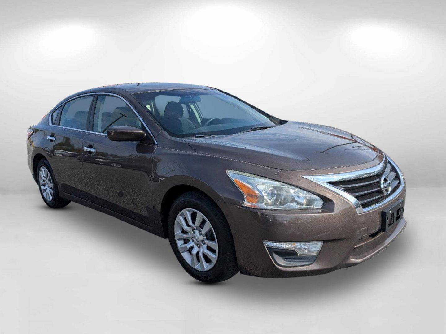 2014 /Charcoal Nissan Altima 2.5 S (1N4AL3AP2EN) with an Regular Unleaded I-4 2.5 L/152 engine, 1-Speed CVT w/OD transmission, located at 3959 U.S. 80 W, Phenix City, AL, 36870, (334) 297-4885, 32.469296, -85.135185 - 2014 Nissan Altima 2.5 S - Photo#5