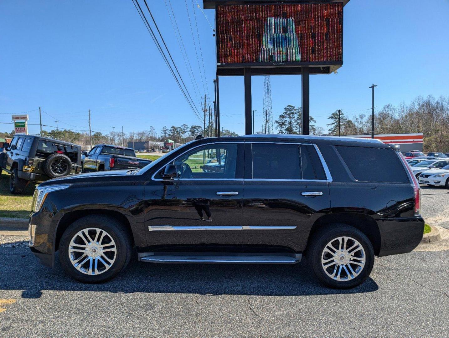 2015 /Jet Black Cadillac Escalade Standard (1GYS3AKJ0FR) with an Gas V8 6.2L/376 engine, 8-Speed Automatic transmission, located at 1430 Gateway Drive, Opelika, AL, 36801, (334) 239-0944, 32.637871, -85.409790 - 2015 Cadillac Escalade Standard - Photo#7