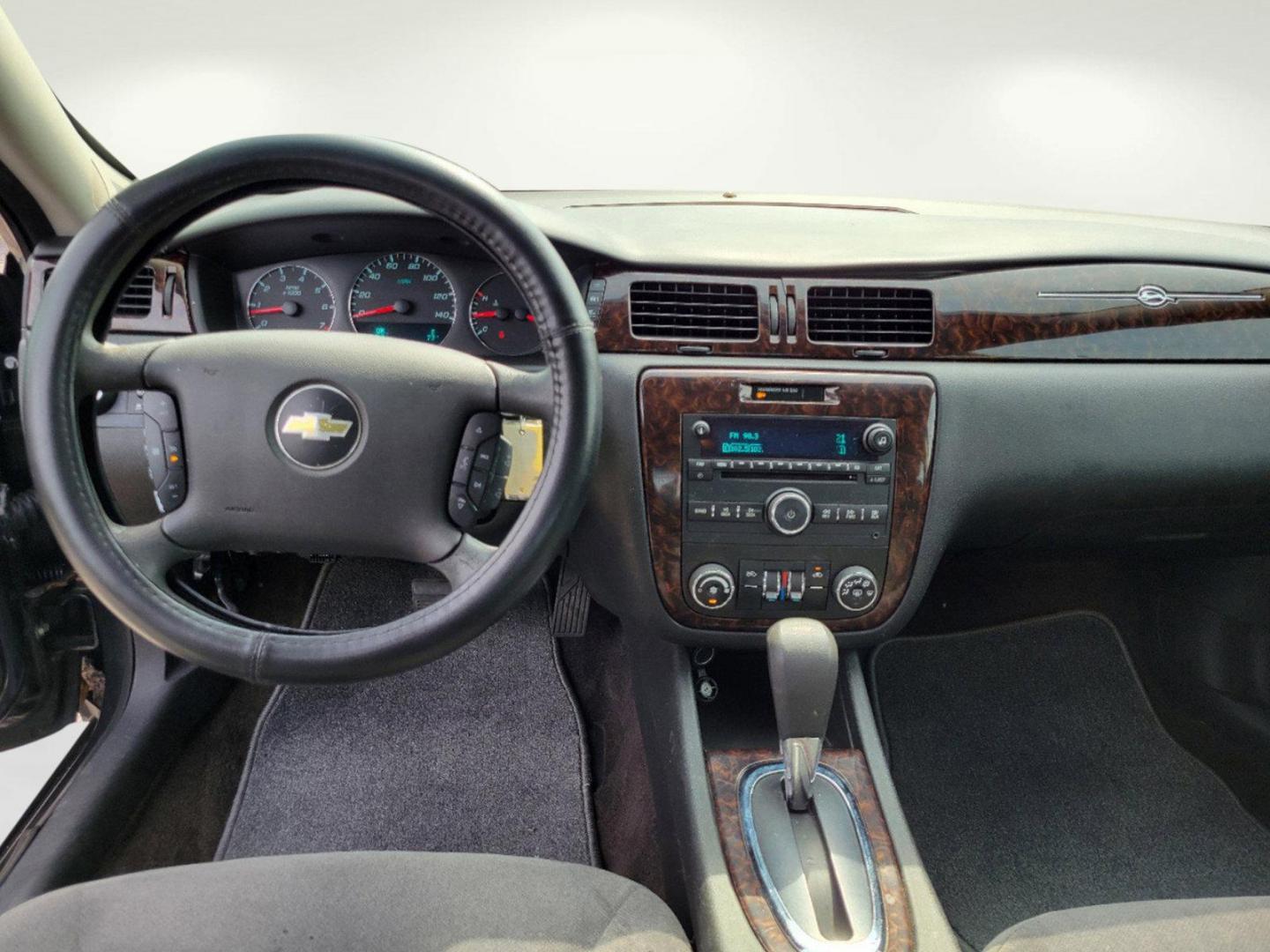 2015 Ashen Gray Metallic /Ebony Chevrolet Impala Limited LT (2G1WB5E32F1) with an Gas/Ethanol V6 3.6L/217 engine, 6-Speed Automatic transmission, located at 521 Old Farm Lane Rd, Prattville, AL, 36066, (334) 325-1505, 32.482460, -86.416367 - 2015 Chevrolet Impala Limited LT - Photo#10