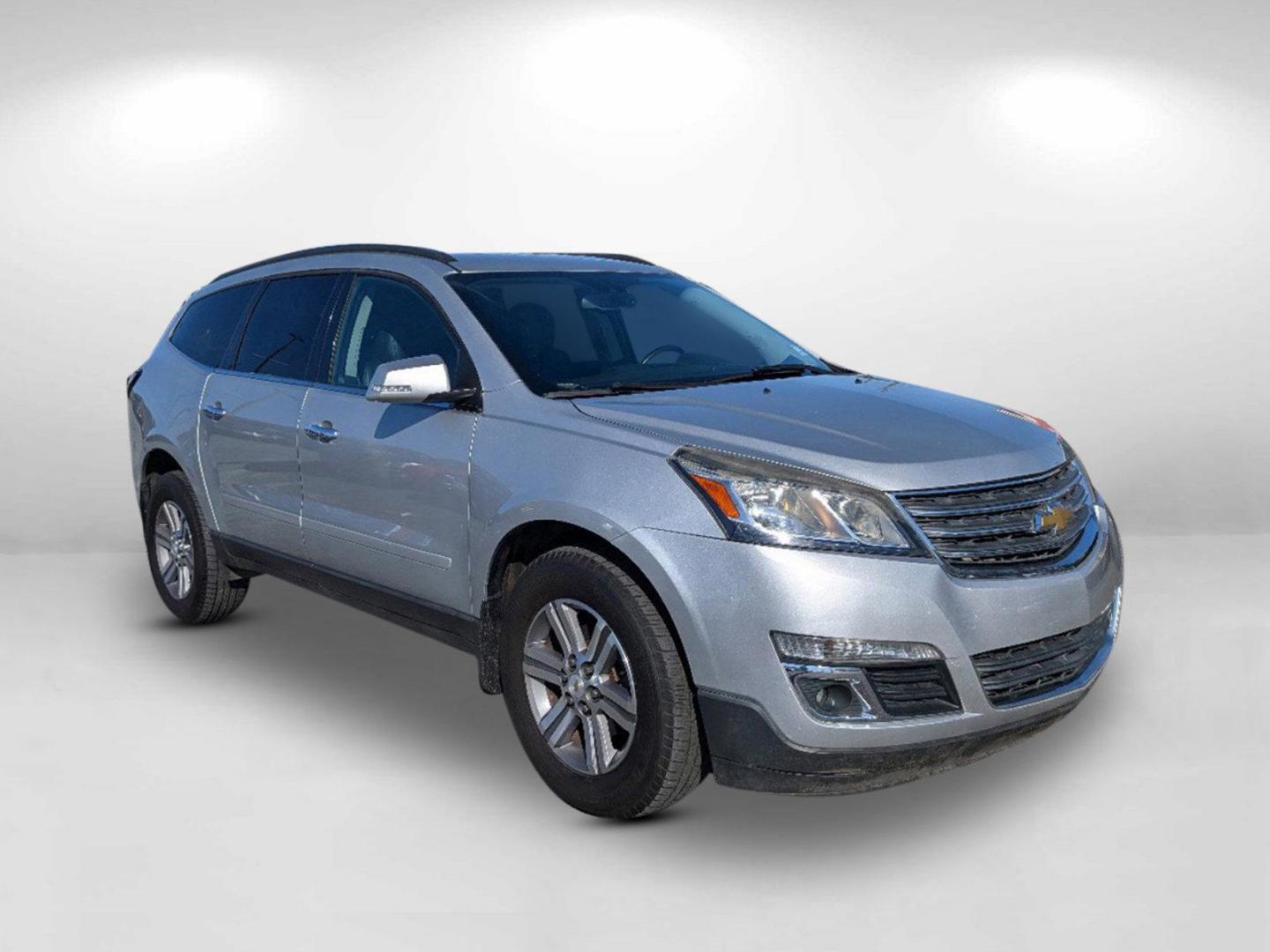 2015 Silver Ice Metallic /Ebony Chevrolet Traverse LT (1GNKRHKD2FJ) with an Gas V6 3.6L/217 engine, 6-Speed Automatic transmission, located at 3959 U.S. 80 W, Phenix City, AL, 36870, (334) 297-4885, 32.469296, -85.135185 - 2015 Chevrolet Traverse LT - Photo#5