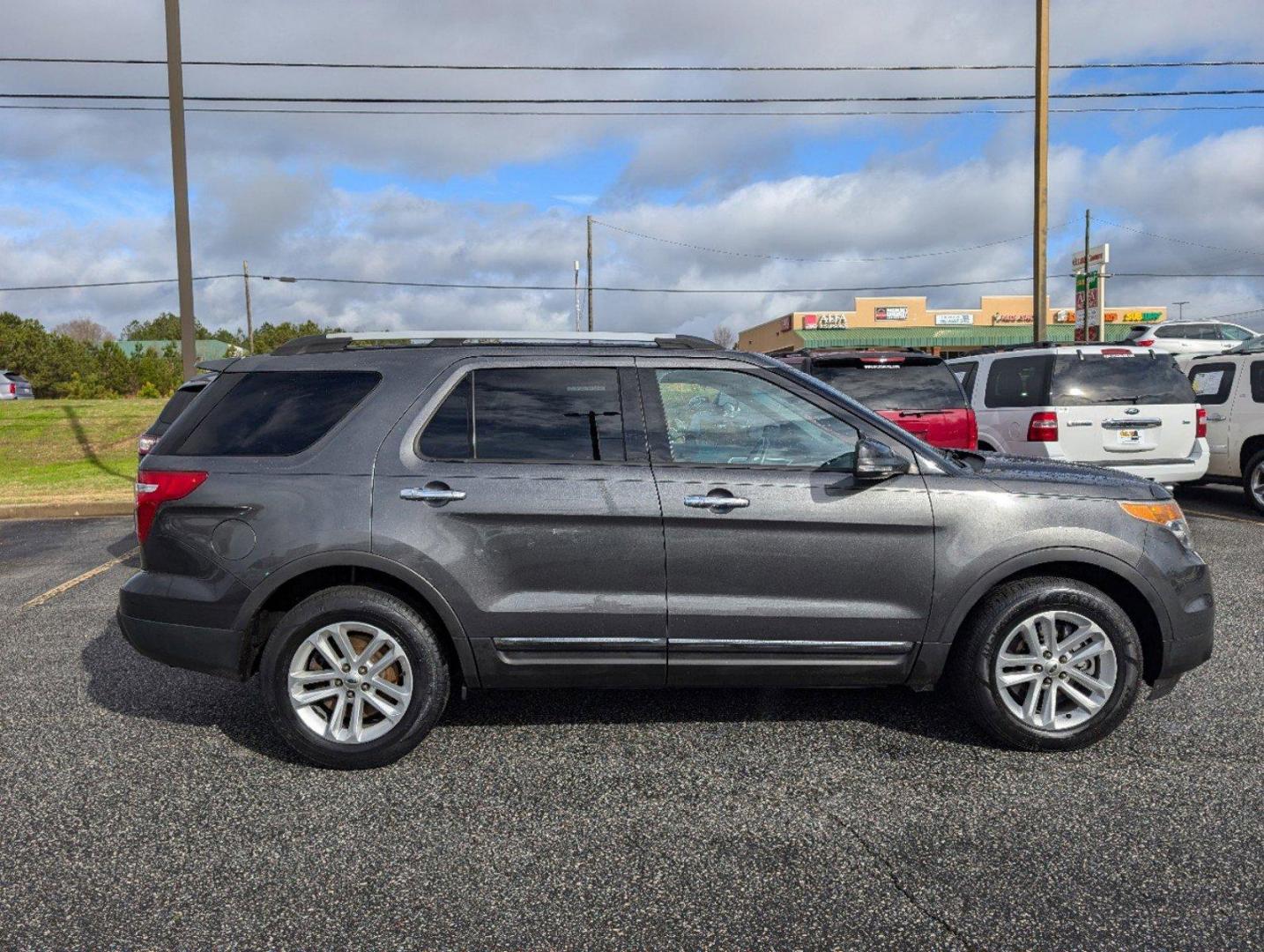 2015 Ford Explorer XLT (1FM5K7D86FG) with an Regular Unleaded V-6 3.5 L/213 engine, 6-Speed Automatic w/OD transmission, located at 521 Old Farm Lane Rd, Prattville, AL, 36066, (334) 325-1505, 32.482460, -86.416367 - 2015 Ford Explorer XLT - Photo#3