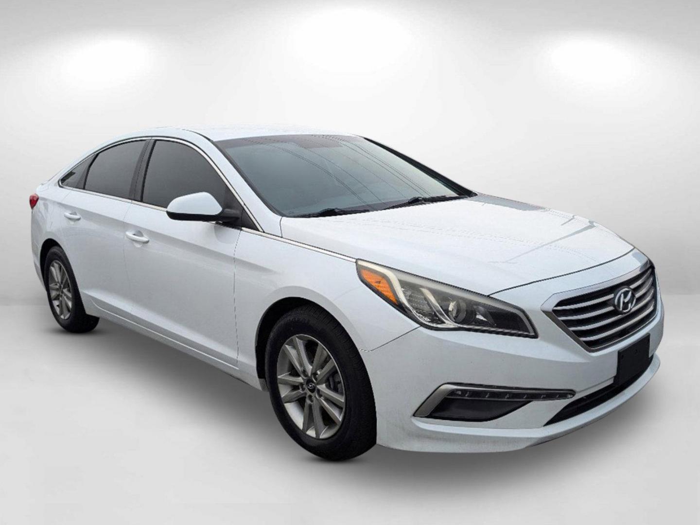 2015 /Gray Hyundai Sonata 2.4L SE (5NPE24AF9FH) with an Regular Unleaded I-4 2.4 L/144 engine, 6-Speed Automatic w/OD transmission, located at 5115 14th Ave., Columbus, GA, 31904, (706) 323-0345, 32.511494, -84.971046 - 2015 Hyundai Sonata 2.4L SE - Photo#3