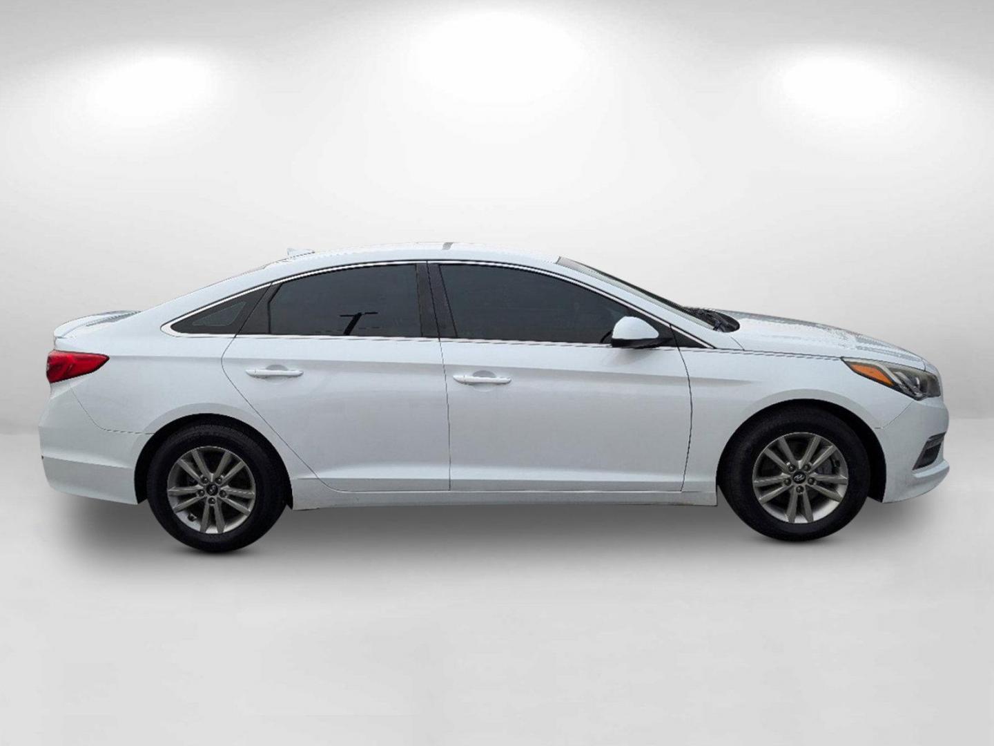 2015 /Gray Hyundai Sonata 2.4L SE (5NPE24AF9FH) with an Regular Unleaded I-4 2.4 L/144 engine, 6-Speed Automatic w/OD transmission, located at 5115 14th Ave., Columbus, GA, 31904, (706) 323-0345, 32.511494, -84.971046 - 2015 Hyundai Sonata 2.4L SE - Photo#4