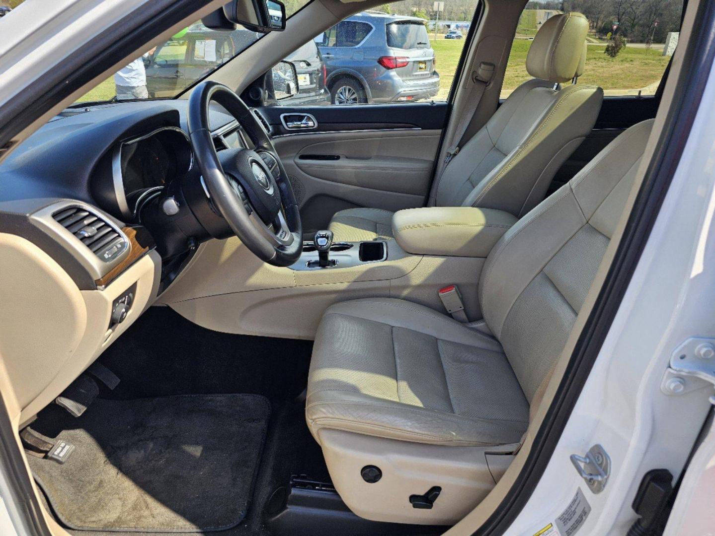 2015 /Lt Frost Beige/Black Jeep Grand Cherokee Limited (1C4RJEBG9FC) with an Regular Unleaded V-6 3.6 L/220 engine, 8-Speed Automatic w/OD transmission, located at 521 Old Farm Lane Rd, Prattville, AL, 36066, (334) 325-1505, 32.482460, -86.416367 - 2015 Jeep Grand Cherokee Limited - Photo#8