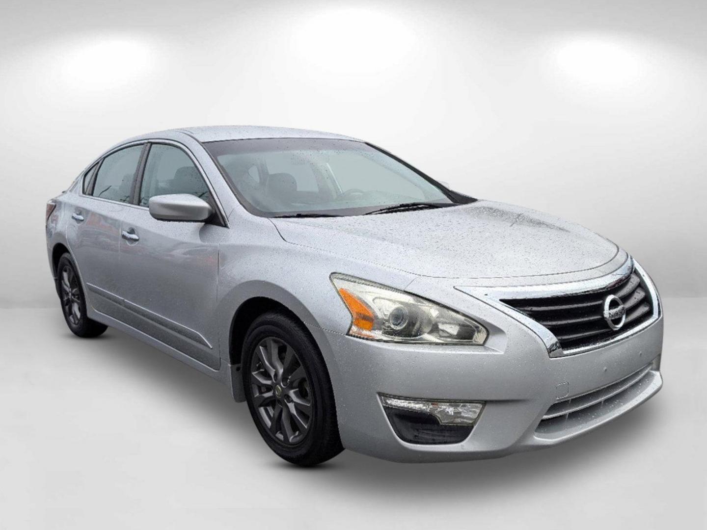 2015 /Charcoal Nissan Altima 2.5 S (1N4AL3AP9FC) with an Regular Unleaded I-4 2.5 L/152 engine, 1-Speed CVT w/OD transmission, located at 3959 U.S. 80 W, Phenix City, AL, 36870, (334) 297-4885, 32.469296, -85.135185 - 2015 Nissan Altima 2.5 S - Photo#5