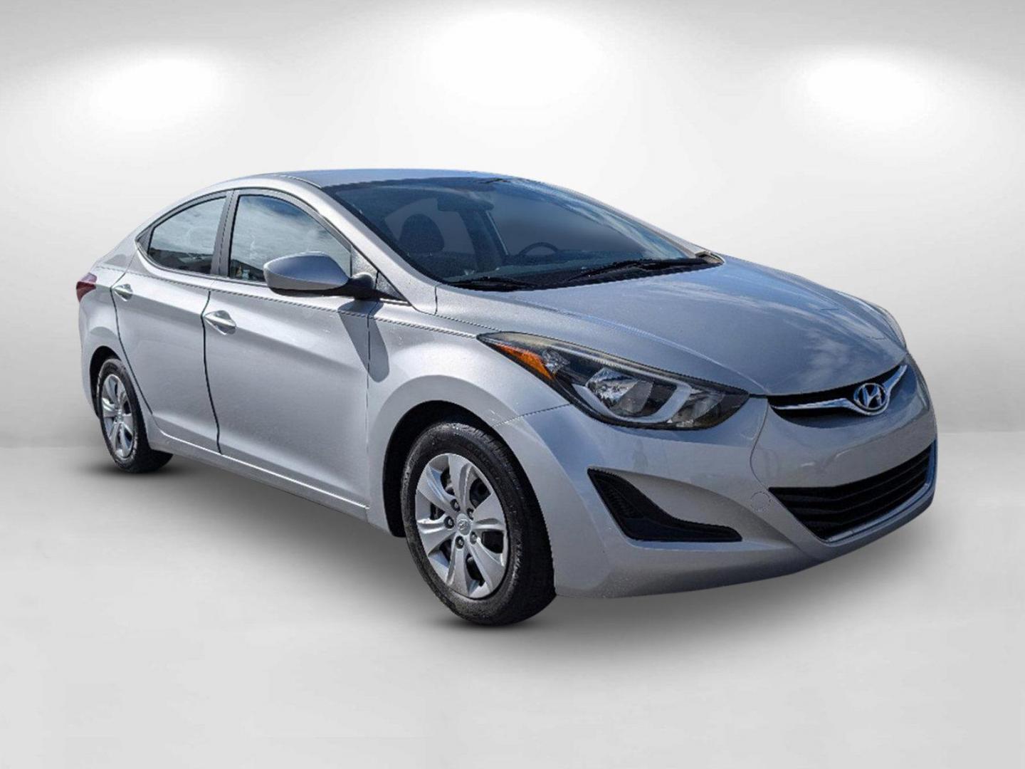 2016 /Gray Hyundai Elantra SE (KMHDH4AE5GU) with an Regular Unleaded I-4 1.8 L/110 engine, 6-Speed Automatic w/OD transmission, located at 7000 Northlake Connector, Columbus, GA, 31904, (706) 987-8085, 32.524975, -84.978134 - 2016 Hyundai Elantra SE - Photo#2