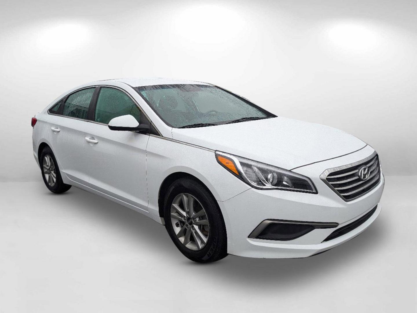 2016 /Gray Hyundai Sonata 2.4L SE (5NPE24AF6GH) with an Regular Unleaded I-4 2.4 L/144 engine, 6-Speed Automatic w/OD transmission, located at 1430 Gateway Drive, Opelika, AL, 36801, (334) 239-0944, 32.637871, -85.409790 - 2016 Hyundai Sonata 2.4L SE - Photo#2