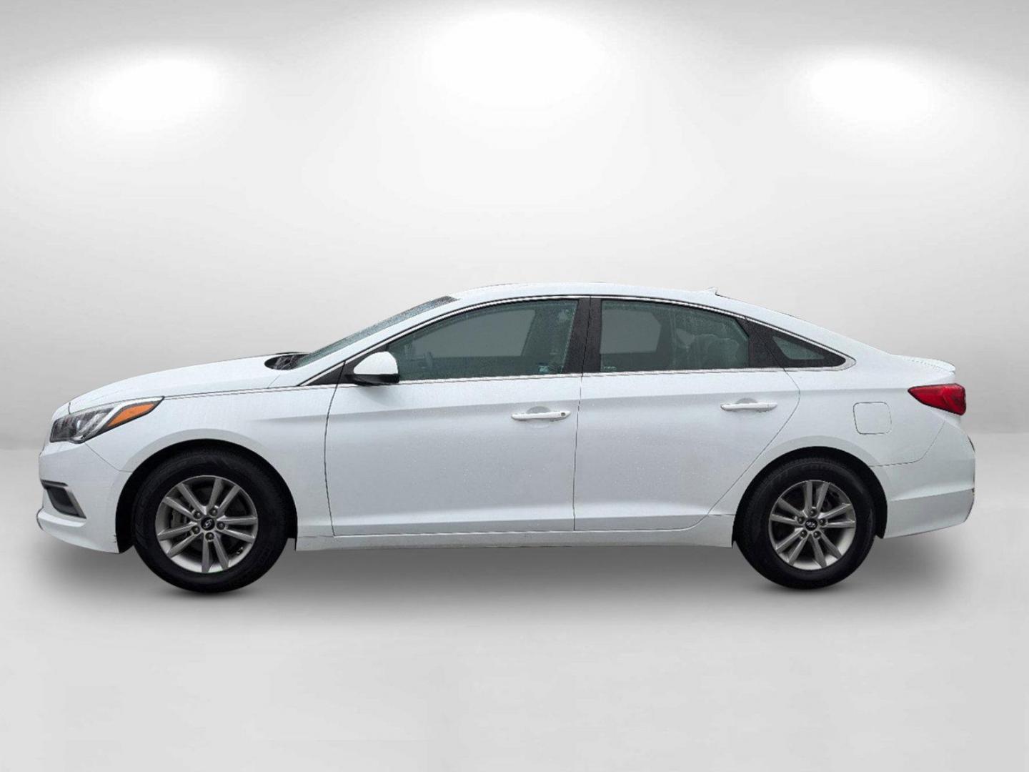 2016 /Gray Hyundai Sonata 2.4L SE (5NPE24AF6GH) with an Regular Unleaded I-4 2.4 L/144 engine, 6-Speed Automatic w/OD transmission, located at 1430 Gateway Drive, Opelika, AL, 36801, (334) 239-0944, 32.637871, -85.409790 - 2016 Hyundai Sonata 2.4L SE - Photo#7