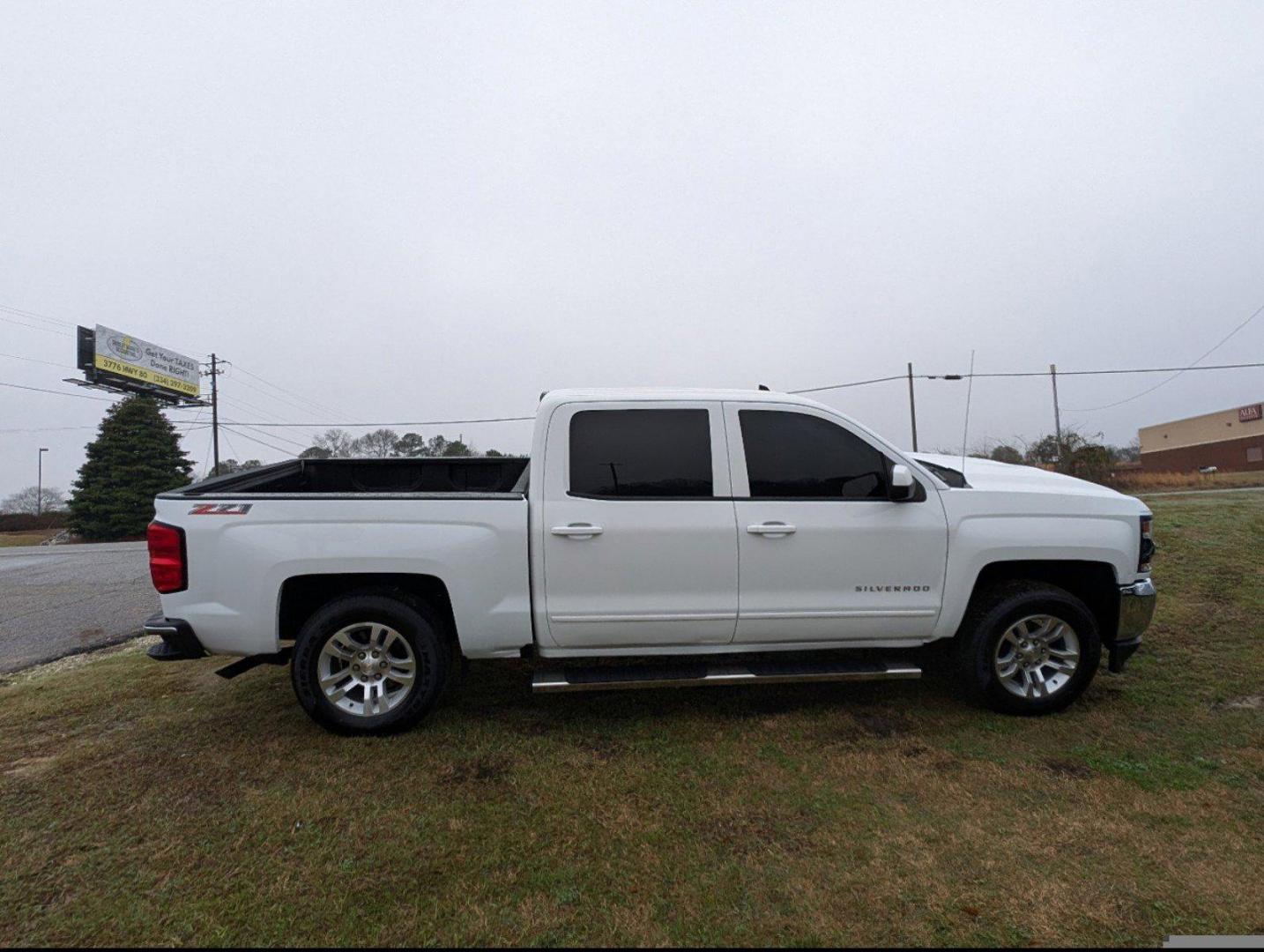 2017 /Jet Black Chevrolet Silverado 1500 LT (3GCPCRECXHG) with an Gas V8 5.3L/325 engine, 6-Speed Automatic transmission, located at 3959 U.S. 80 W, Phenix City, AL, 36870, (334) 297-4885, 32.469296, -85.135185 - 2017 Chevrolet Silverado 1500 LT - Photo#3