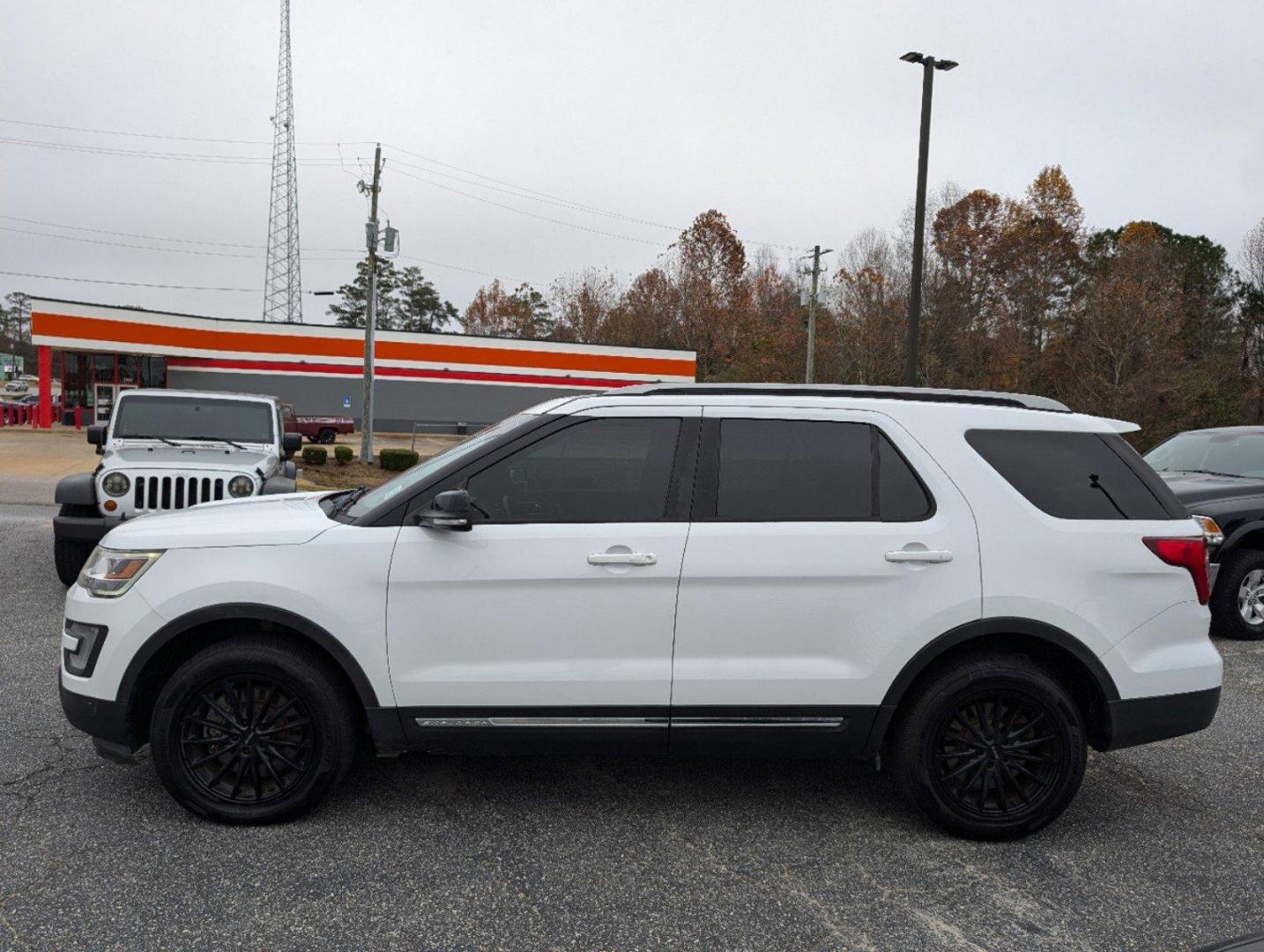 2017 Ford Explorer XLT (1FM5K8D82HG) with an Regular Unleaded V-6 3.5 L/213 engine, 6-Speed Automatic w/OD transmission, located at 804 22nd Ave, Phenix City, AL, 36870, (334) 297-1860, 32.484749, -85.024475 - 2017 Ford Explorer XLT - Photo#6