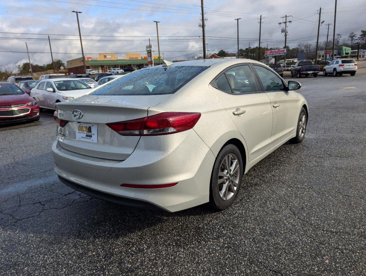 2017 /Beige Hyundai Elantra SE (KMHD84LF8HU) with an Regular Unleaded I-4 2.0 L/122 engine, located at 1430 Gateway Drive, Opelika, AL, 36801, (334) 239-0944, 32.637871, -85.409790 - 2017 Hyundai Elantra SE - Photo#4