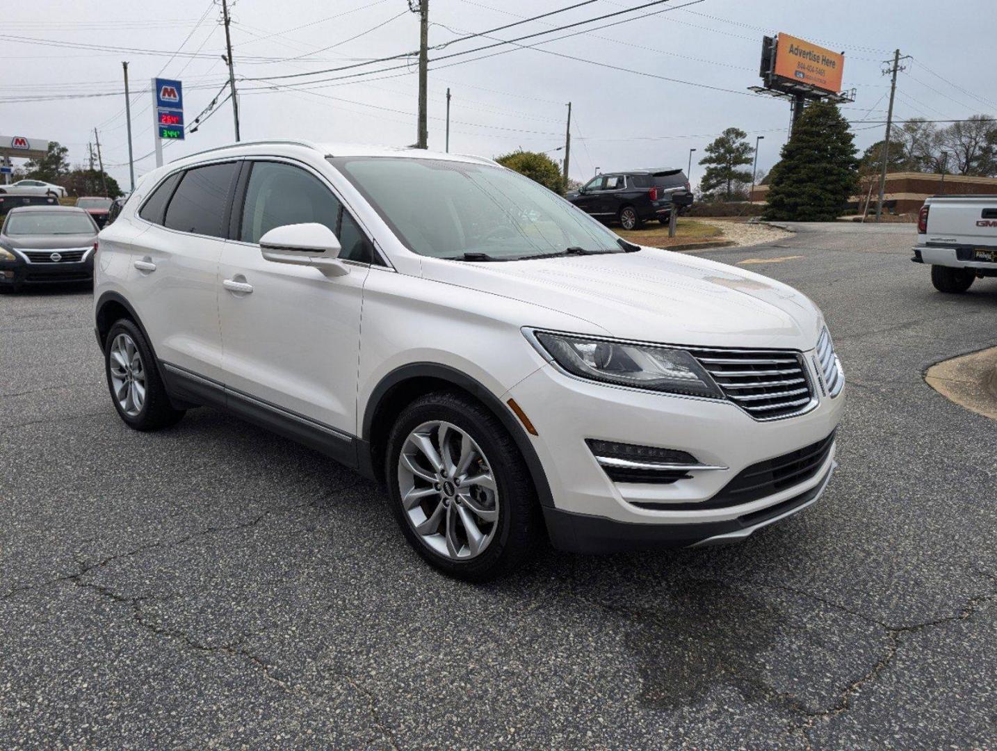 2017 Lincoln MKC Select (5LMCJ2C93HU) with an Intercooled Turbo Premium Unleaded I-4 2.0 L/122 engine, 6-Speed Automatic w/OD transmission, located at 3959 U.S. 80 W, Phenix City, AL, 36870, (334) 297-4885, 32.469296, -85.135185 - 2017 Lincoln MKC Select - Photo#2