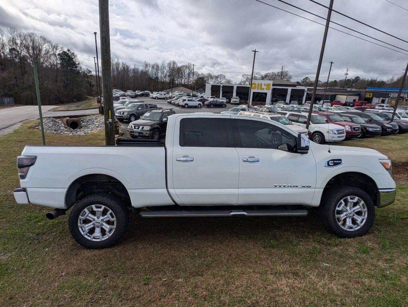 2017 /Black Nissan Titan XD SL (1N6BA1F40HN) with an Intercooled Turbo Diesel V-8 5.0 L/305 engine, 6-Speed Automatic w/OD transmission, located at 3959 U.S. 80 W, Phenix City, AL, 36870, (334) 297-4885, 32.469296, -85.135185 - 2017 Nissan Titan XD SL - Photo#3