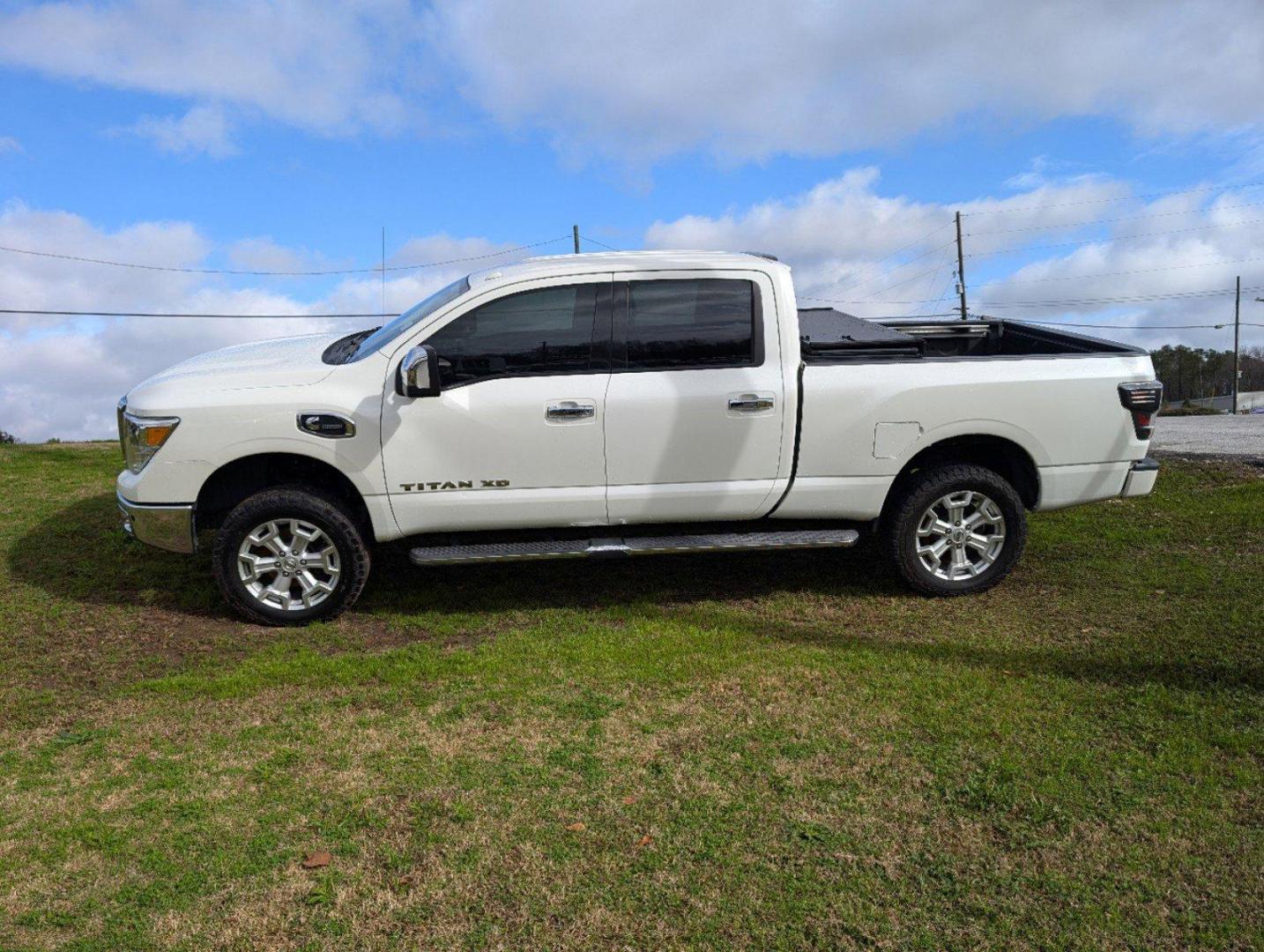 2017 /Black Nissan Titan XD SL (1N6BA1F40HN) with an Intercooled Turbo Diesel V-8 5.0 L/305 engine, 6-Speed Automatic w/OD transmission, located at 3959 U.S. 80 W, Phenix City, AL, 36870, (334) 297-4885, 32.469296, -85.135185 - 2017 Nissan Titan XD SL - Photo#7