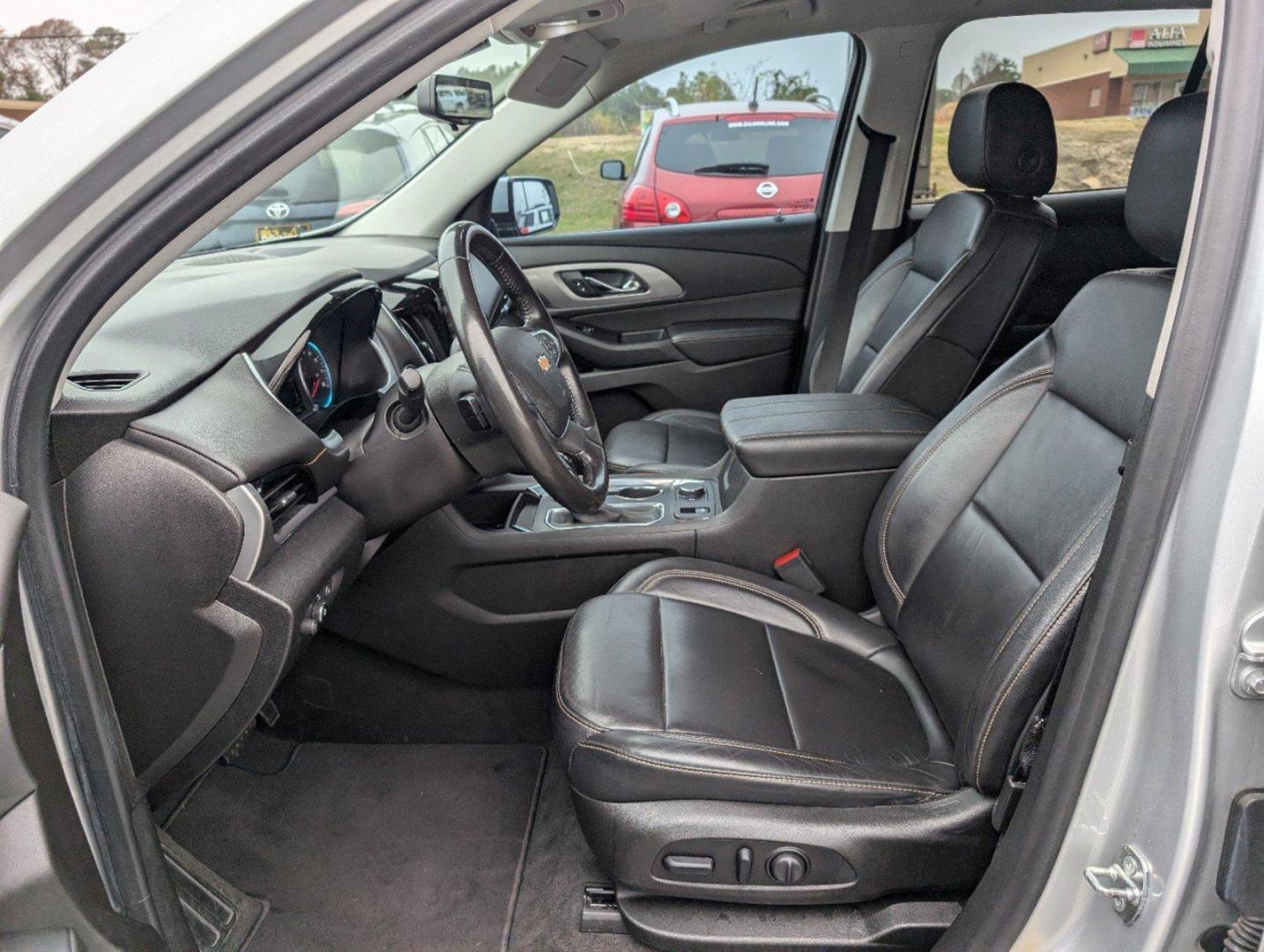 2018 /Jet Black Chevrolet Traverse LT Leather (1GNERHKW8JJ) with an Gas V6 3.6L/ engine, 9-Speed Automatic transmission, located at 3959 U.S. 80 W, Phenix City, AL, 36870, (334) 297-4885, 32.469296, -85.135185 - 2018 Chevrolet Traverse LT Leather - Photo#9