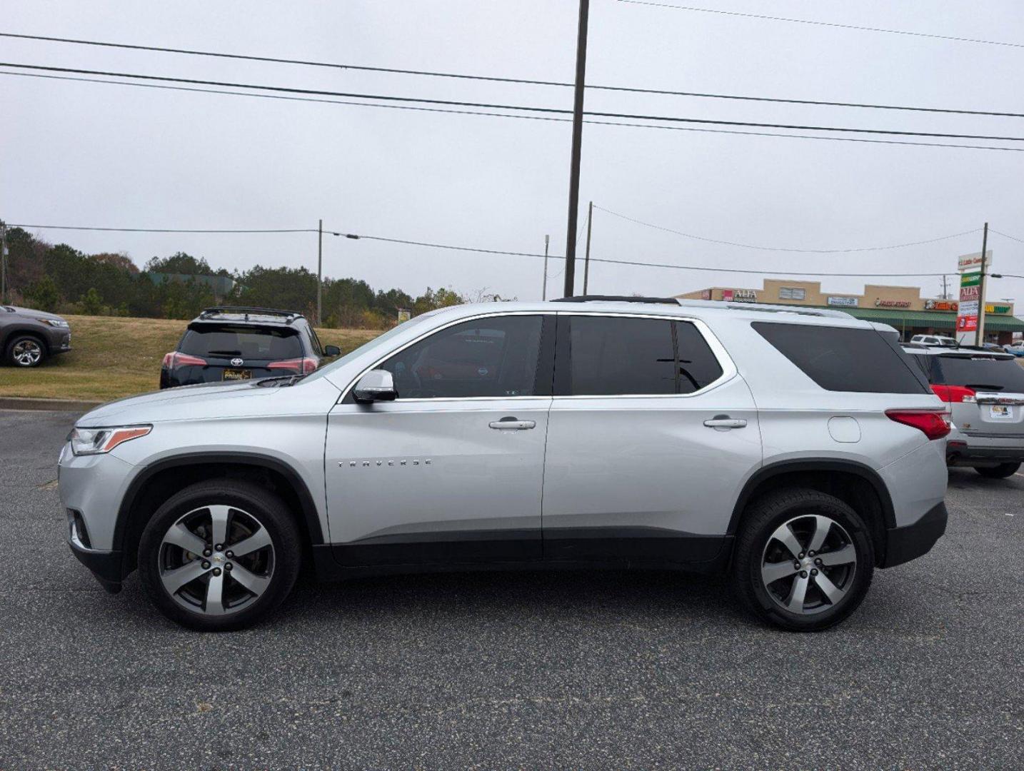 2018 /Jet Black Chevrolet Traverse LT Leather (1GNERHKW8JJ) with an Gas V6 3.6L/ engine, 9-Speed Automatic transmission, located at 3959 U.S. 80 W, Phenix City, AL, 36870, (334) 297-4885, 32.469296, -85.135185 - 2018 Chevrolet Traverse LT Leather - Photo#7