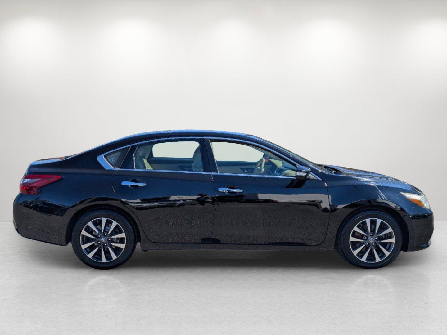 2018 /Beige Nissan Altima 2.5 SL (1N4AL3AP9JC) with an Regular Unleaded I-4 2.5 L/152 engine, 1-Speed CVT w/OD transmission, located at 1430 Gateway Drive, Opelika, AL, 36801, (334) 239-0944, 32.637871, -85.409790 - 2018 Nissan Altima 2.5 SL - Photo#3