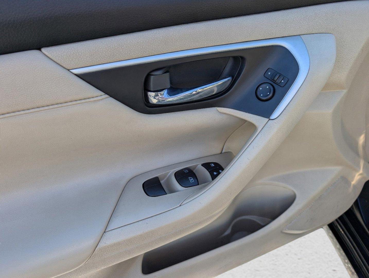 2018 /Beige Nissan Altima 2.5 SL (1N4AL3AP9JC) with an Regular Unleaded I-4 2.5 L/152 engine, 1-Speed CVT w/OD transmission, located at 1430 Gateway Drive, Opelika, AL, 36801, (334) 239-0944, 32.637871, -85.409790 - 2018 Nissan Altima 2.5 SL - Photo#8
