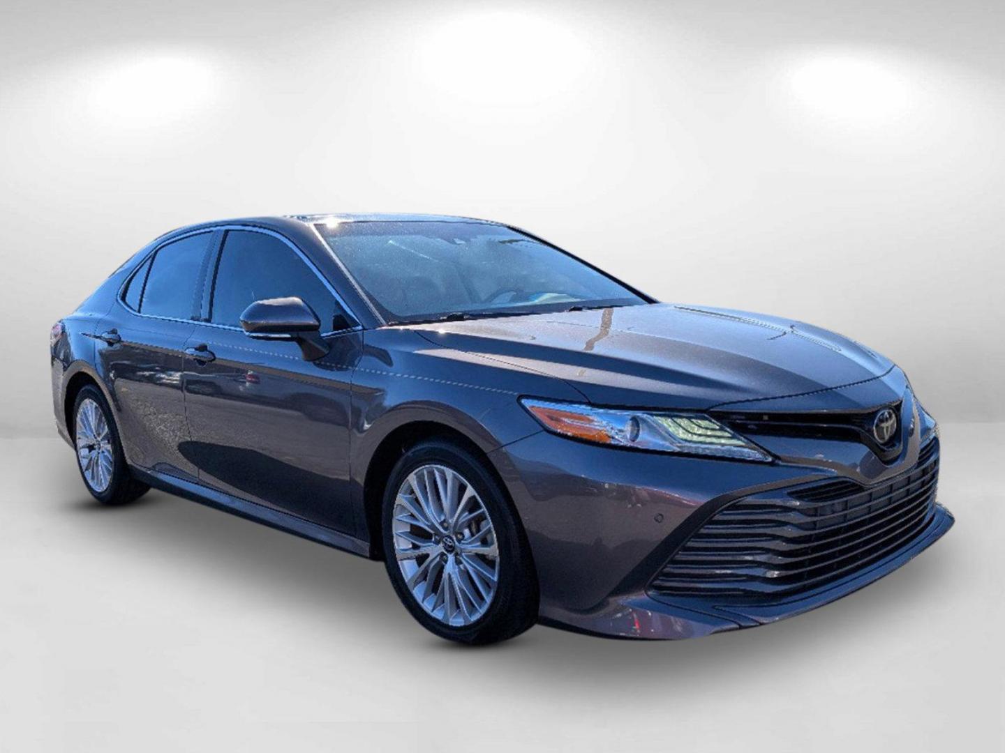 2018 Toyota Camry XLE (4T1B11HKXJU) with an Regular Unleaded I-4 2.5 L/152 engine, 8-Speed Automatic w/OD transmission, located at 1430 Gateway Drive, Opelika, AL, 36801, (334) 239-0944, 32.637871, -85.409790 - 2018 Toyota Camry XLE - Photo#2