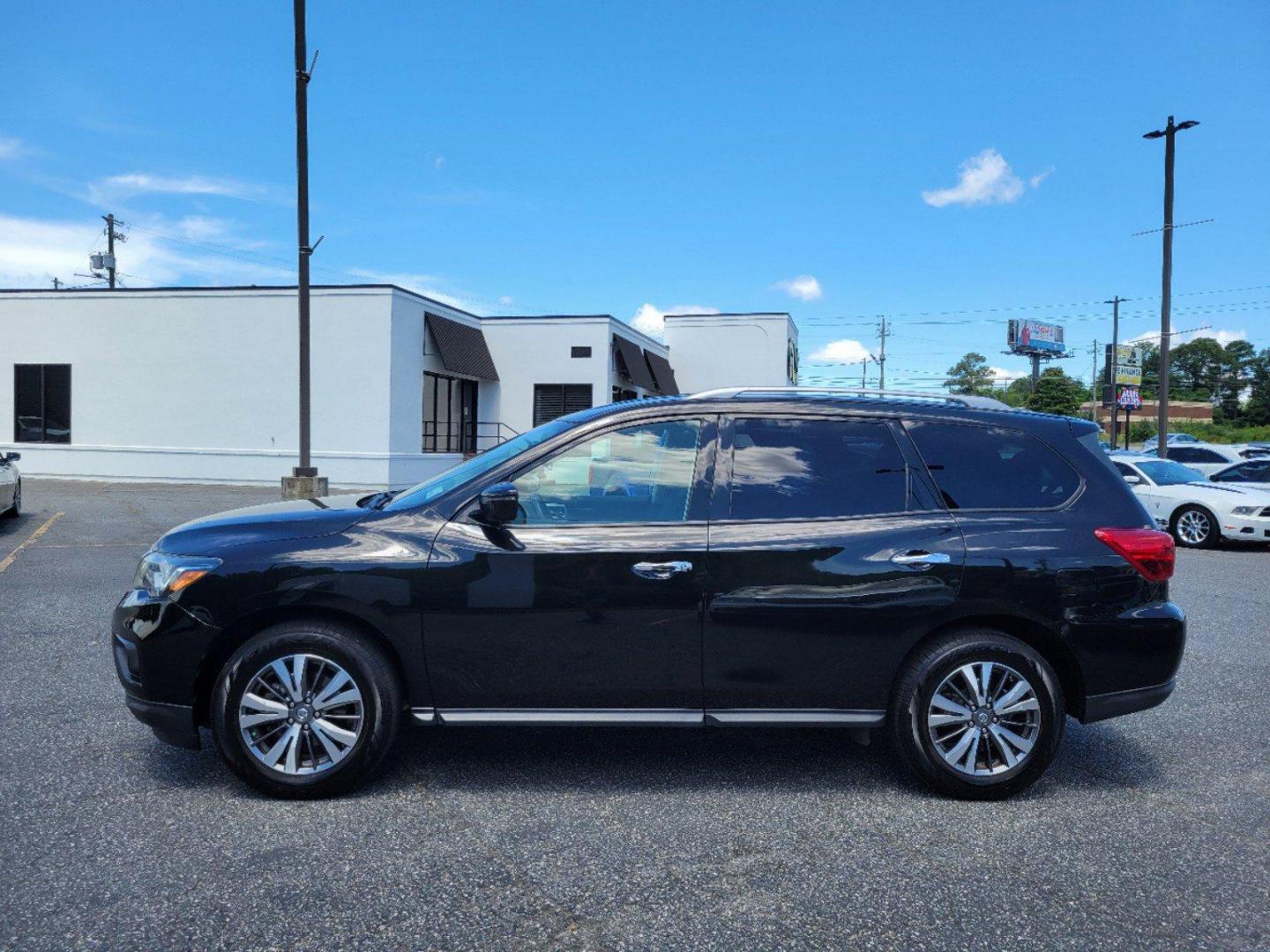 2019 Magnetic Black Pearl /Charcoal Nissan Pathfinder S (5N1DR2MM4KC) with an Regular Unleaded V-6 3.5 L/213 engine, 1-Speed CVT w/OD transmission, located at 1430 Gateway Drive, Opelika, AL, 36801, (334) 239-0944, 32.637871, -85.409790 - 2019 Nissan Pathfinder S - Photo#8