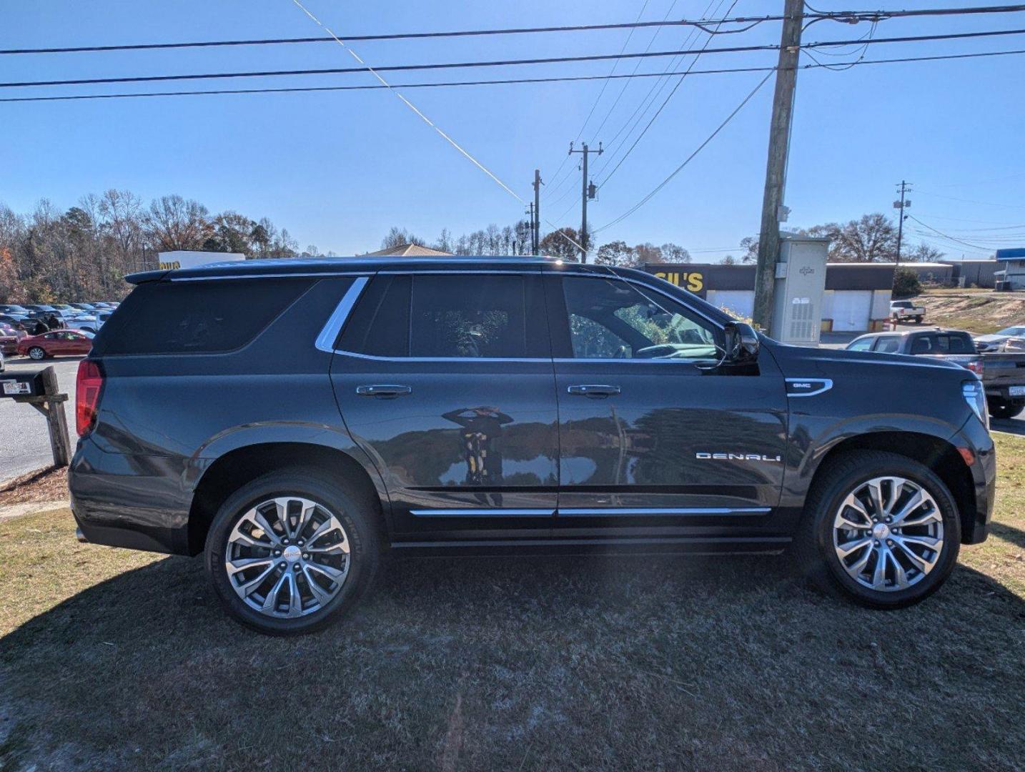 2021 /Dark Walnut/Very Dark Ash Gray GMC Yukon Denali (1GKS1DKL5MR) with an Gas V8 6.2L/ engine, 10-Speed Automatic transmission, located at 3959 U.S. 80 W, Phenix City, AL, 36870, (334) 297-4885, 32.469296, -85.135185 - 2021 GMC Yukon Denali - Photo#3