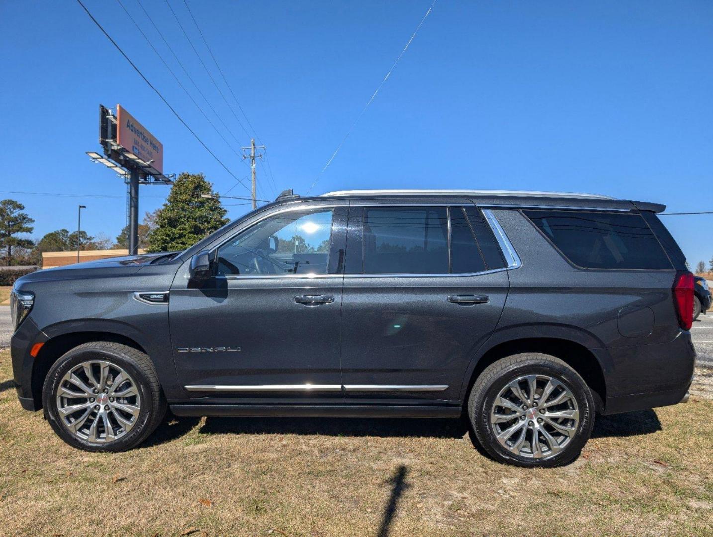 2021 /Dark Walnut/Very Dark Ash Gray GMC Yukon Denali (1GKS1DKL5MR) with an Gas V8 6.2L/ engine, 10-Speed Automatic transmission, located at 3959 U.S. 80 W, Phenix City, AL, 36870, (334) 297-4885, 32.469296, -85.135185 - 2021 GMC Yukon Denali - Photo#7