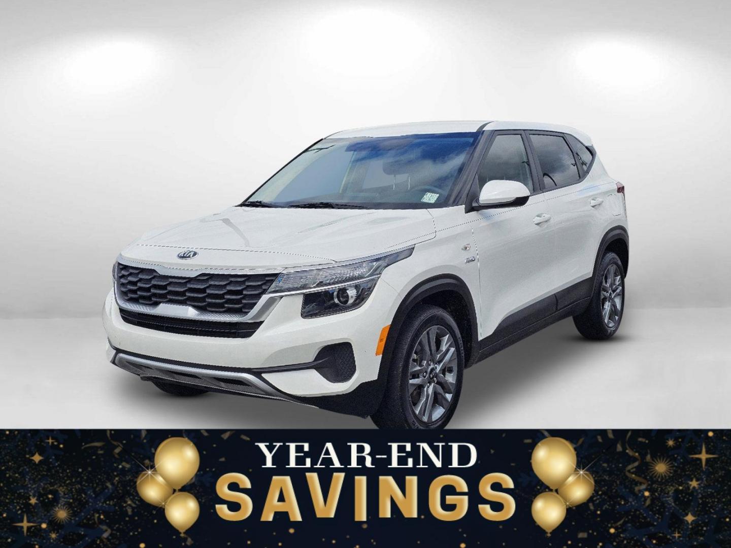 2021 Snow White Pearl /Black Kia Seltos LX (KNDEPCAA6M7) with an Regular Unleaded I-4 2.0 L/122 engine, 1-Speed CVT w/OD transmission, located at 1430 Gateway Drive, Opelika, AL, 36801, (334) 239-0944, 32.637871, -85.409790 - 2021 Kia Seltos LX - Photo#0