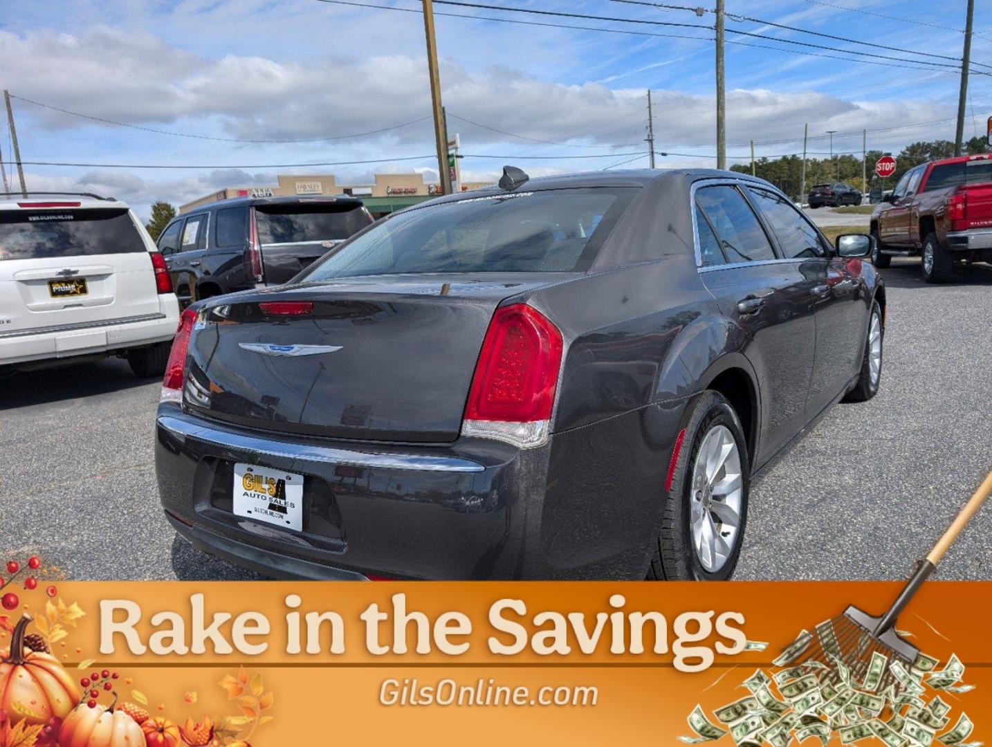 2018 /Black Chrysler 300 Touring (2C3CCAAG4JH) with an Regular Unleaded V-6 3.6 L/220 engine, 8-Speed Automatic w/OD transmission, located at 3959 U.S. 80 W, Phenix City, AL, 36870, (334) 297-4885, 32.469296, -85.135185 - 2018 Chrysler 300 Touring - Photo#10