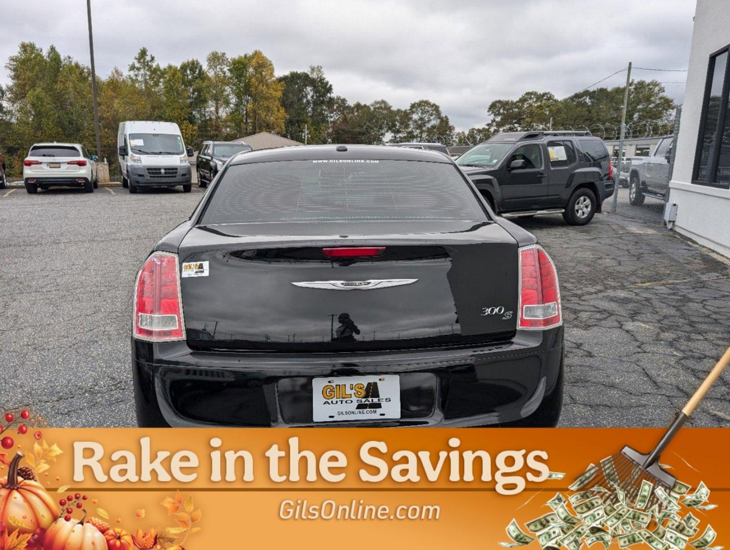 2012 /Black/Red Chrysler 300 300S (2C3CCABG5CH) with an Gas/Ethanol V6 3.6L/220 engine, 8-Speed Automatic transmission, located at 3959 U.S. 80 W, Phenix City, AL, 36870, (334) 297-4885, 32.469296, -85.135185 - 2012 Chrysler 300 300S - Photo#10