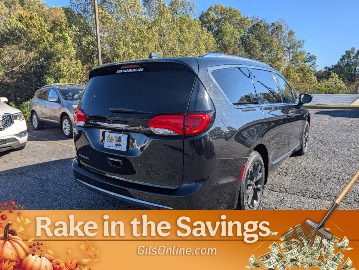 2018 /Black/Alloy Chrysler Pacifica Touring L (2C4RC1BG2JR) with an Regular Unleaded V-6 3.6 L/220 engine, 9-Speed Automatic w/OD transmission, located at 3959 U.S. 80 W, Phenix City, AL, 36870, (334) 297-4885, 32.469296, -85.135185 - 2018 Chrysler Pacifica Touring L - Photo#4