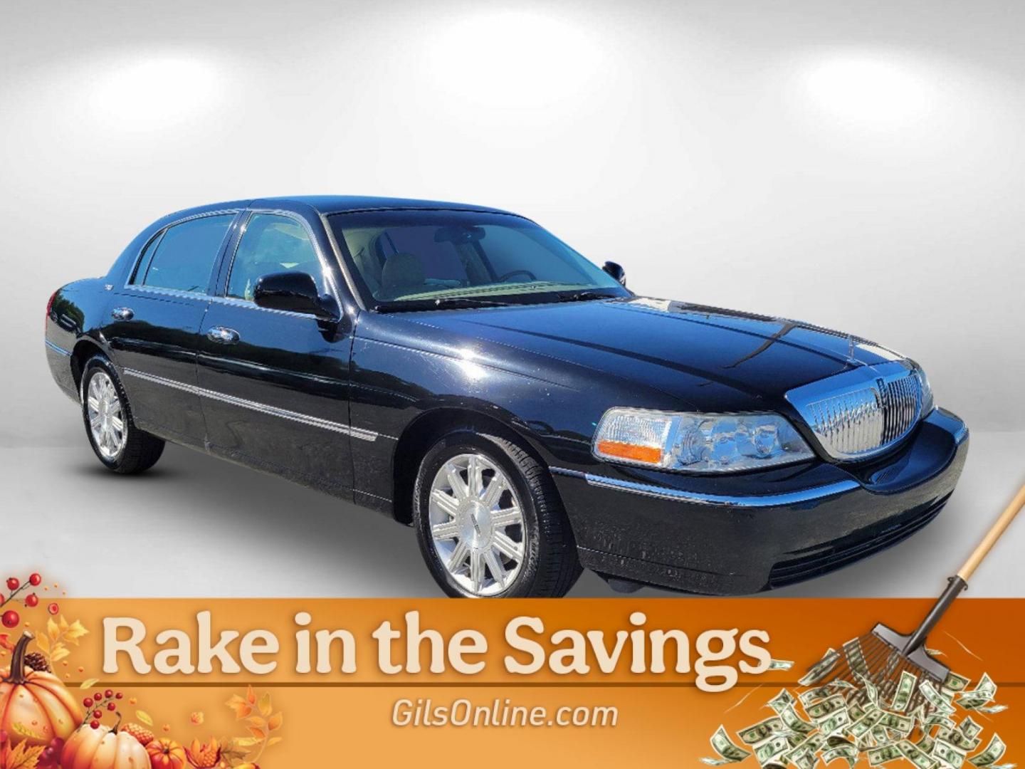 2010 Black Lincoln Town Car Signature Limited (2LNBL8CV4AX) with an Gas/Ethanol V8 4.6L/281 engine, 4-Speed Automatic w/OD transmission, located at 1430 Gateway Drive, Opelika, AL, 36801, (334) 239-0944, 32.637871, -85.409790 - 2010 Lincoln Town Car Signature Limited - Photo#2