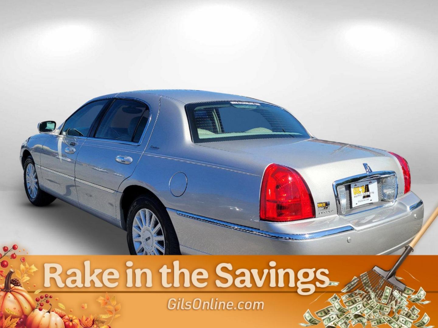 2005 Silver Lincoln Town Car Signature (1LNHM81W15Y) with an Gas V8 4.6L/281 engine, 4-Speed Automatic w/OD transmission, located at 3959 U.S. 80 W, Phenix City, AL, 36870, (334) 297-4885, 32.469296, -85.135185 - 2005 Lincoln Town Car Signature - Photo#13