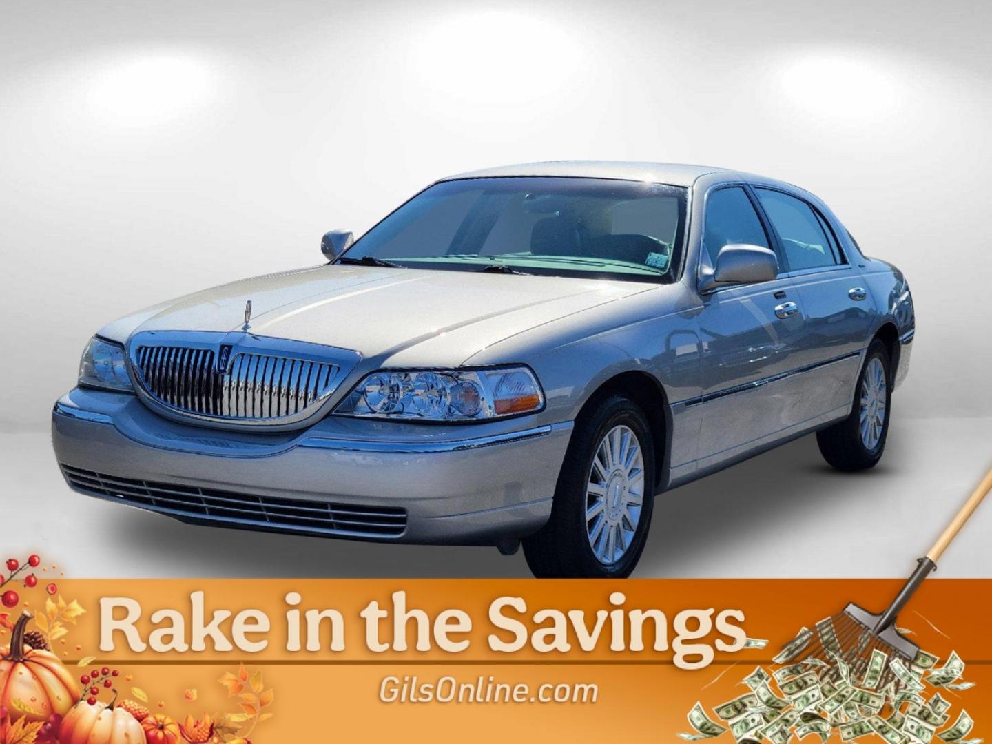 2005 Silver Lincoln Town Car Signature (1LNHM81W15Y) with an Gas V8 4.6L/281 engine, 4-Speed Automatic w/OD transmission, located at 3959 U.S. 80 W, Phenix City, AL, 36870, (334) 297-4885, 32.469296, -85.135185 - 2005 Lincoln Town Car Signature - Photo#1